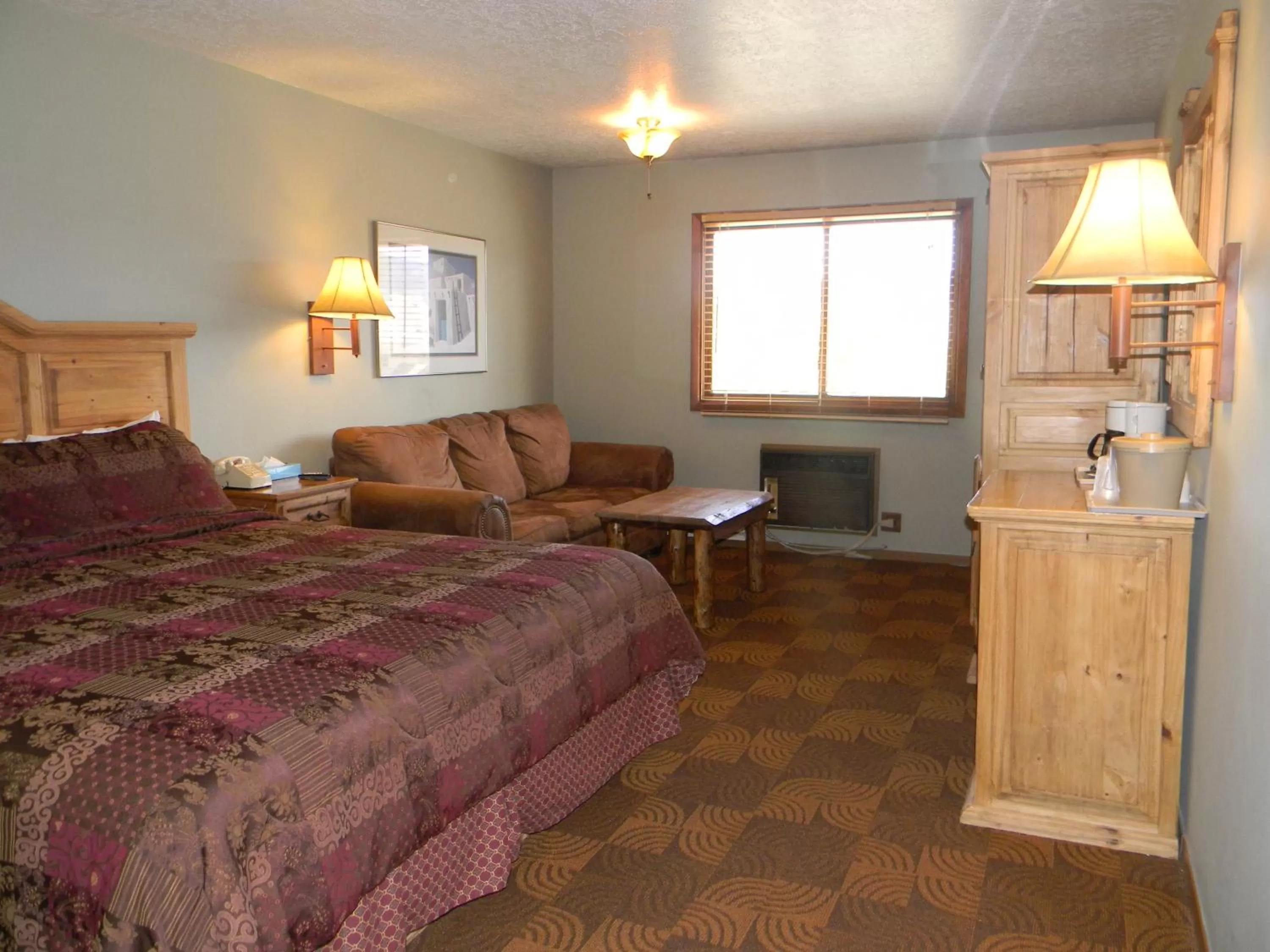 Photo of the whole room, Bed in New Summit Inn