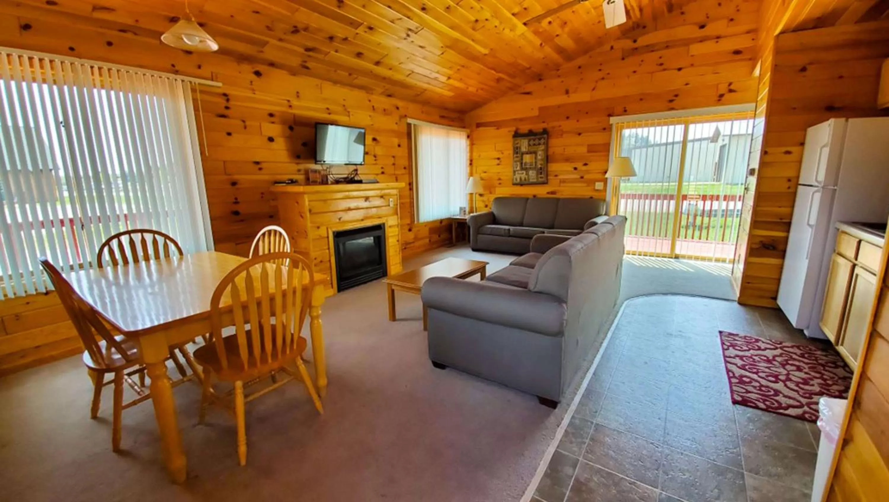 Photo of the whole room in Jasper Ridge Inn Ishpeming