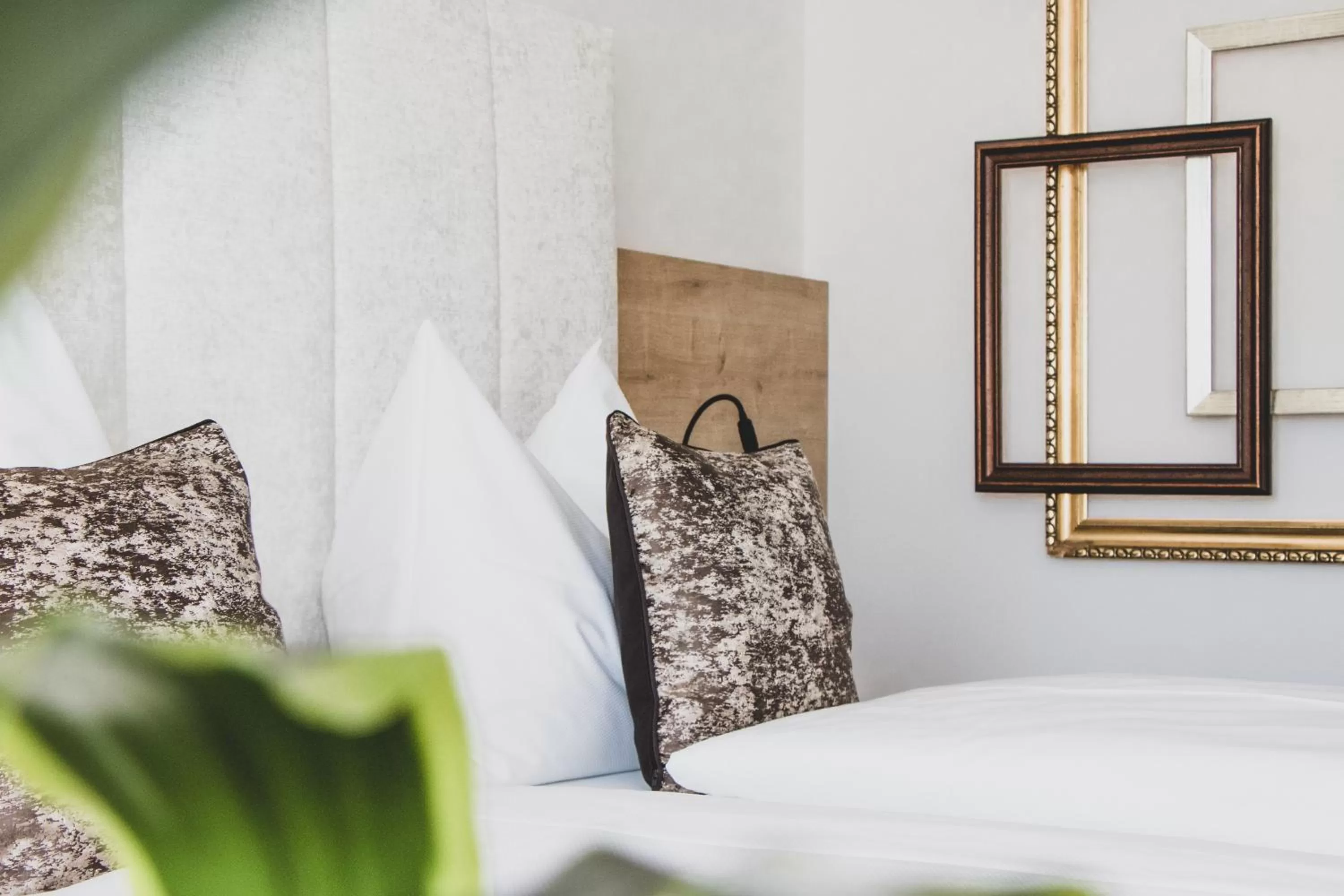 Photo of the whole room, Bathroom in EDELMANNs Hotel