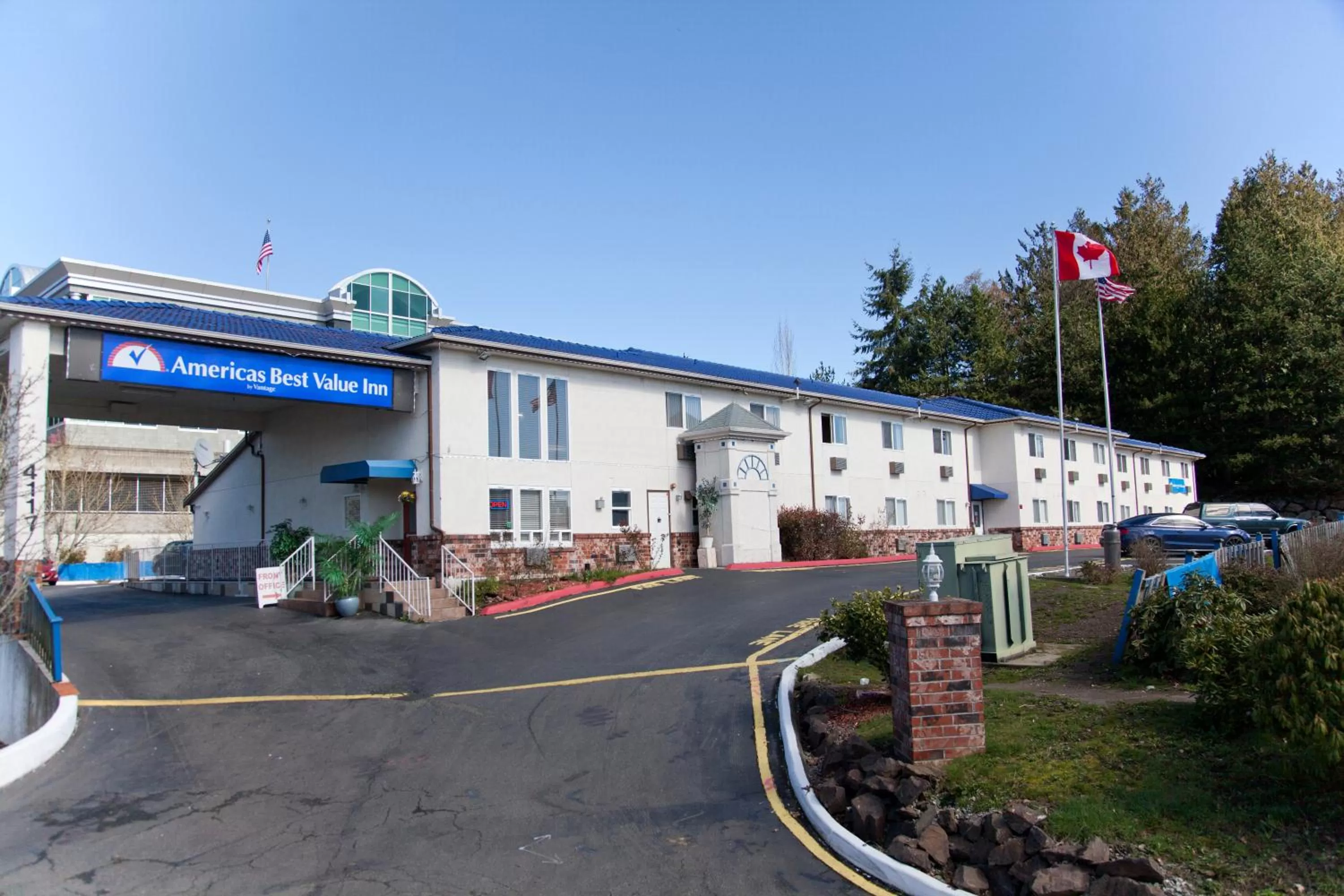 Property building in Americas Best Value Inn Lynnwood