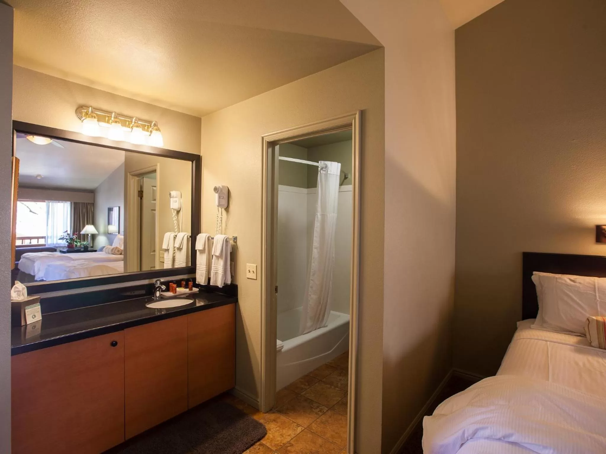 Bathroom, Bed in Flanigan`s Resort and Spa