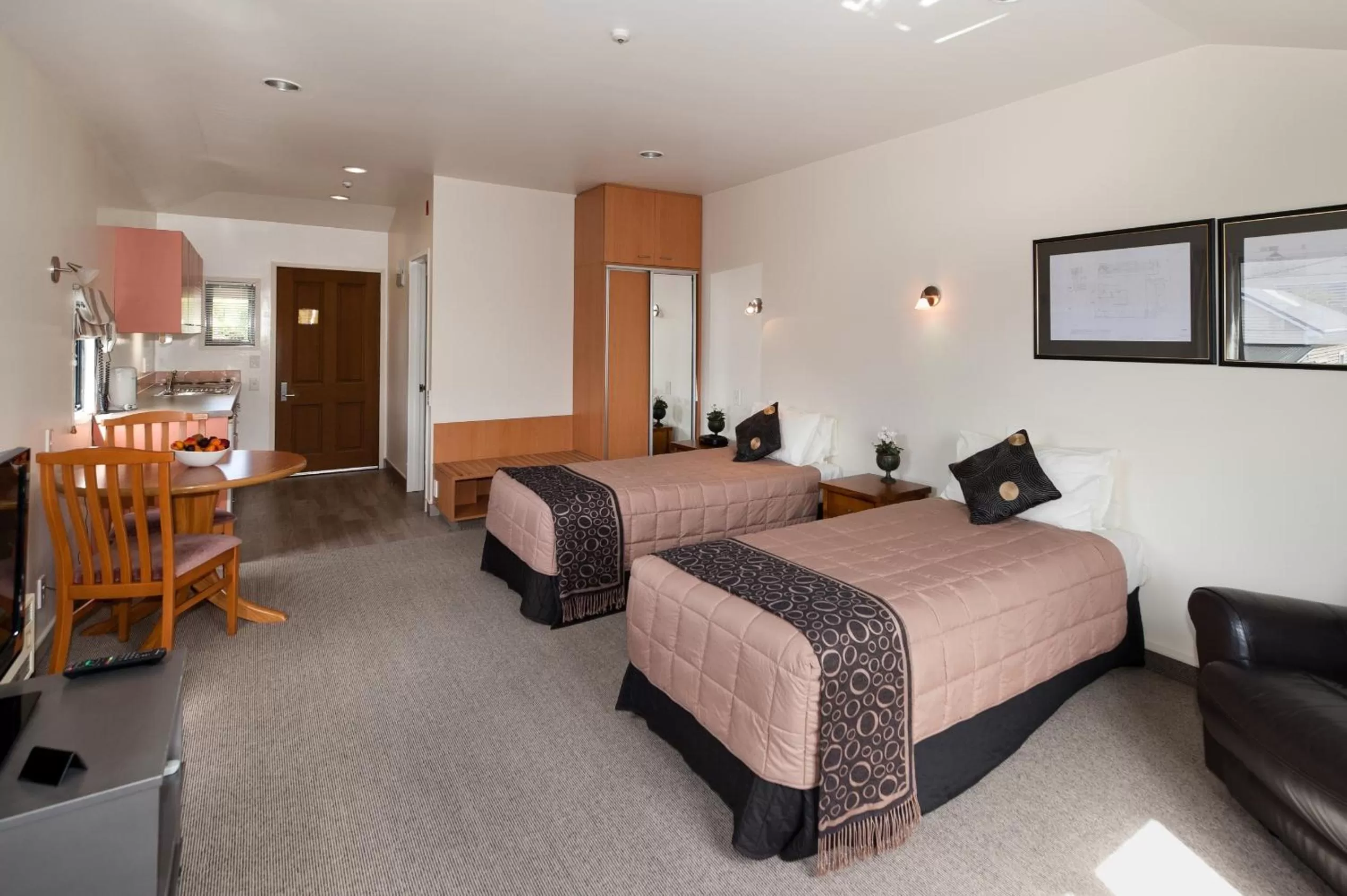 Photo of the whole room, Bed in Country Glen Lodge