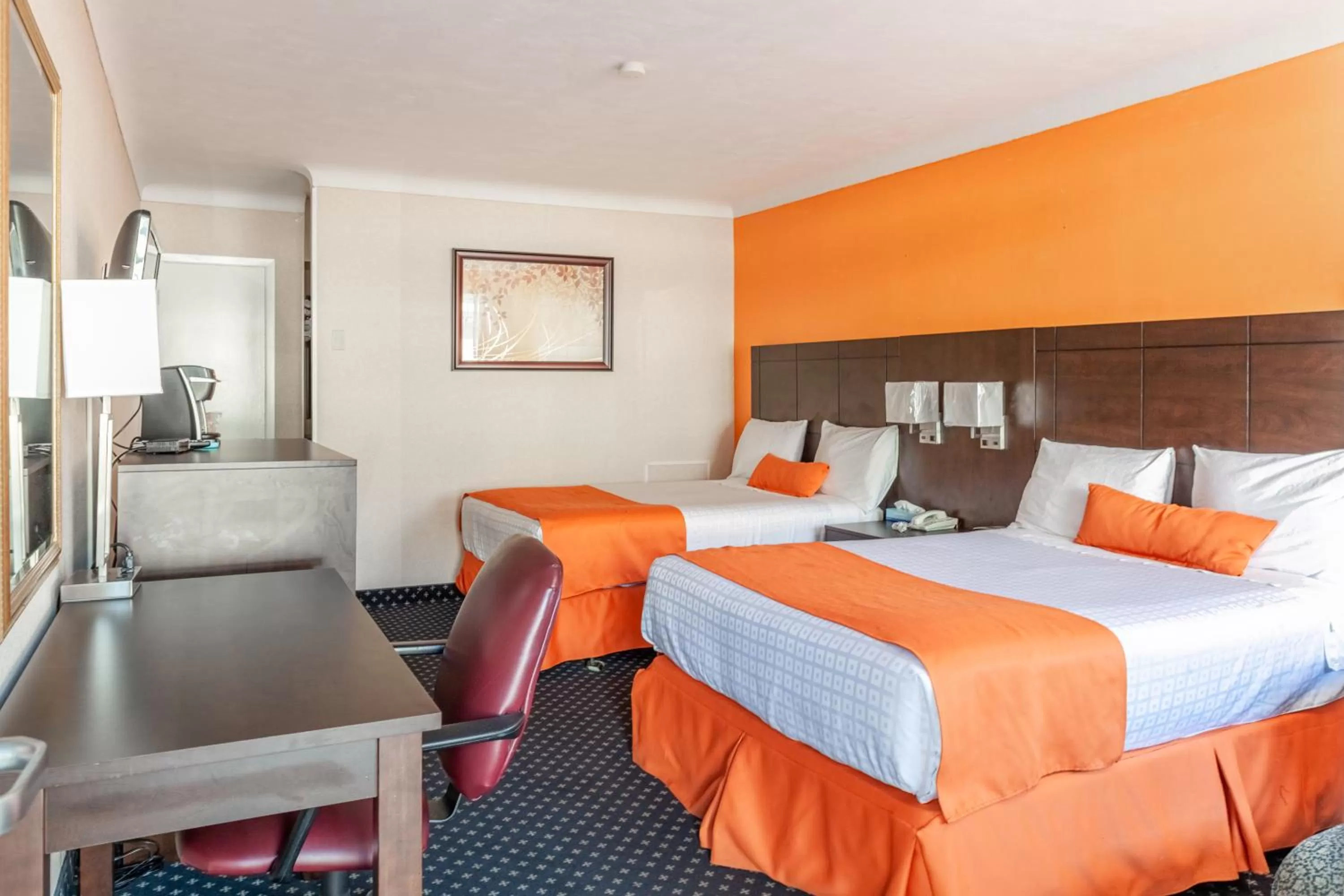 Photo of the whole room, Bed in Knights Inn North Bay