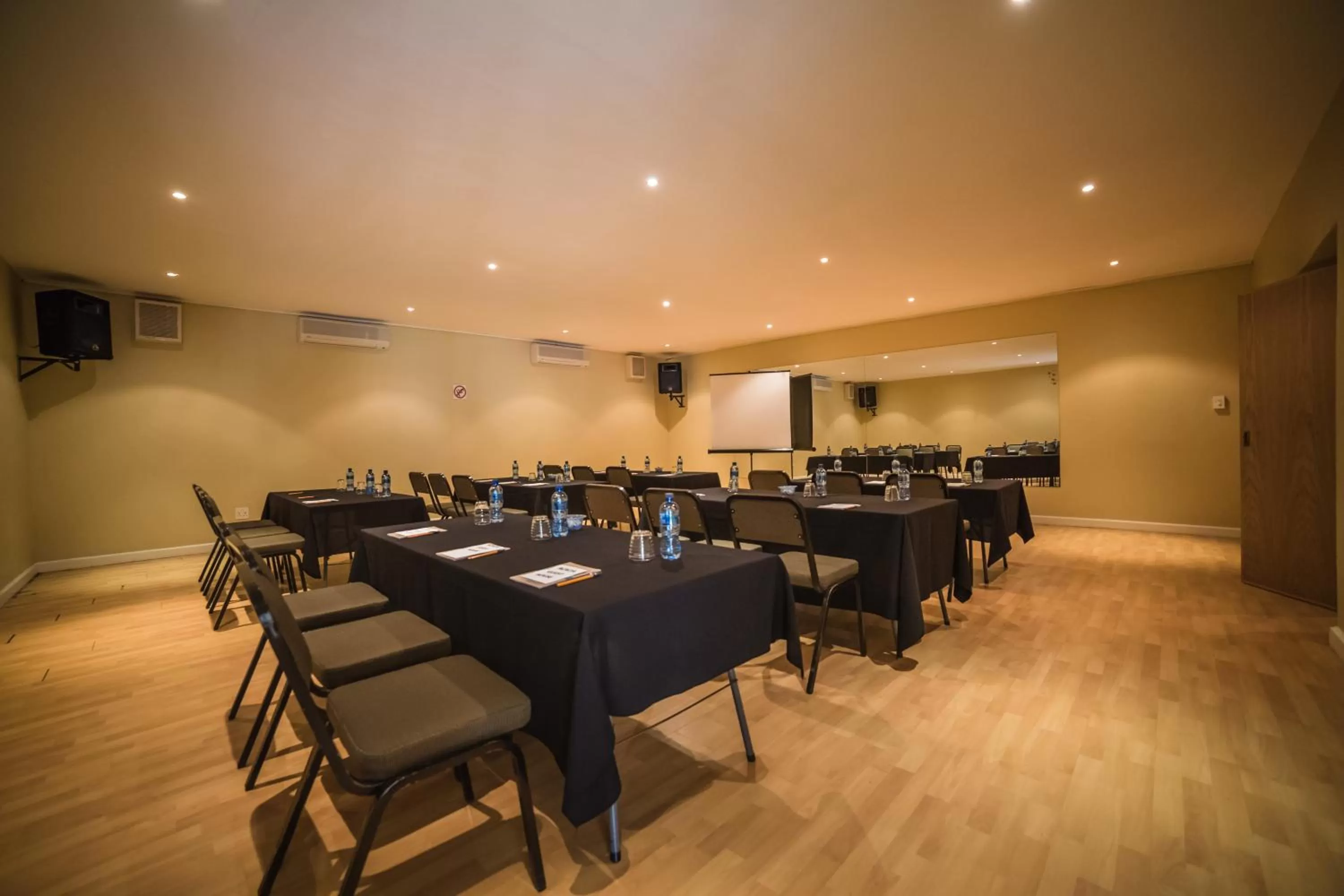 Meeting/conference room in Acacia Guesthouse Klerksdorp