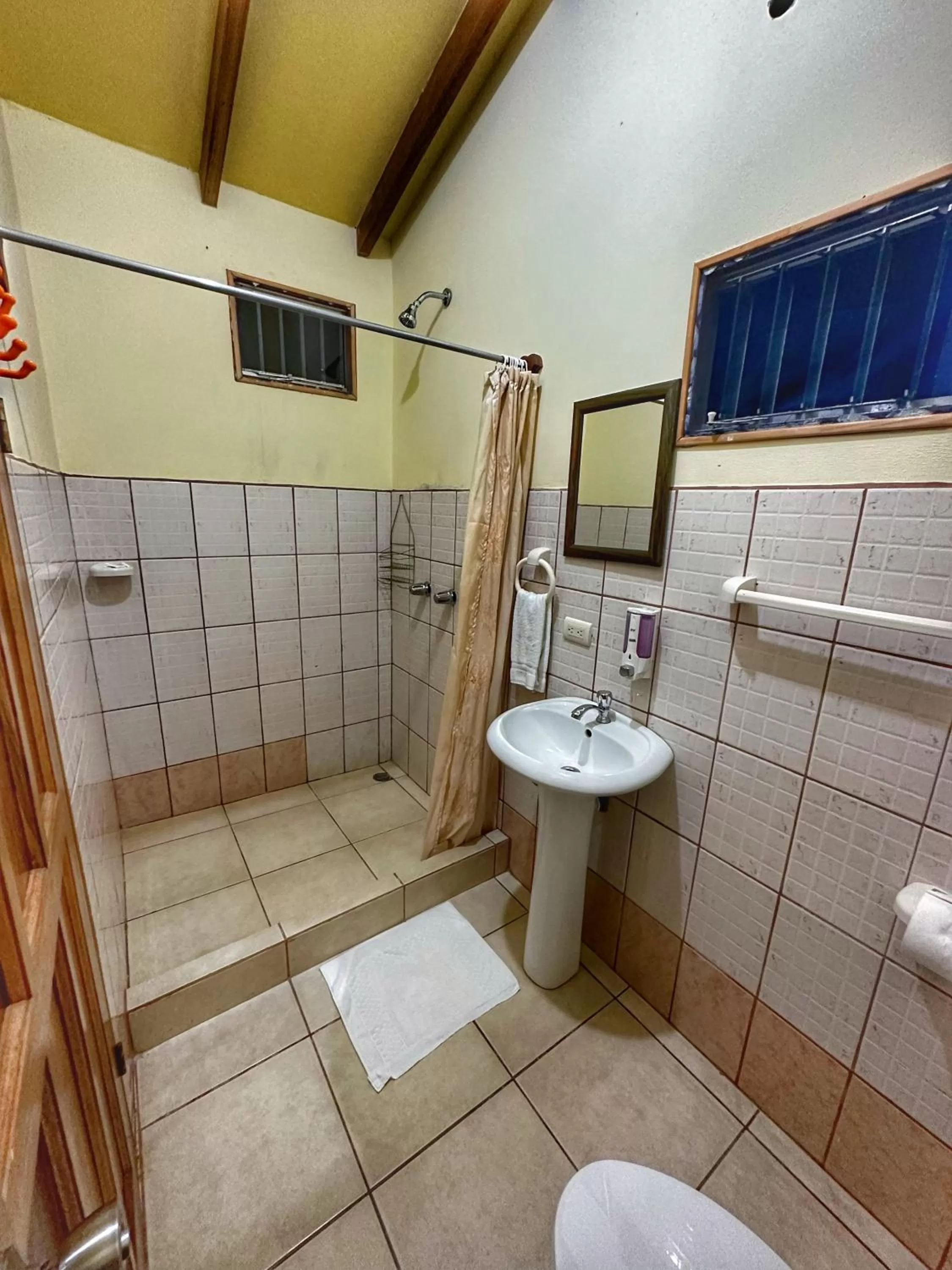 Bathroom in Loma Real Hot Springs Bed & Breakfast