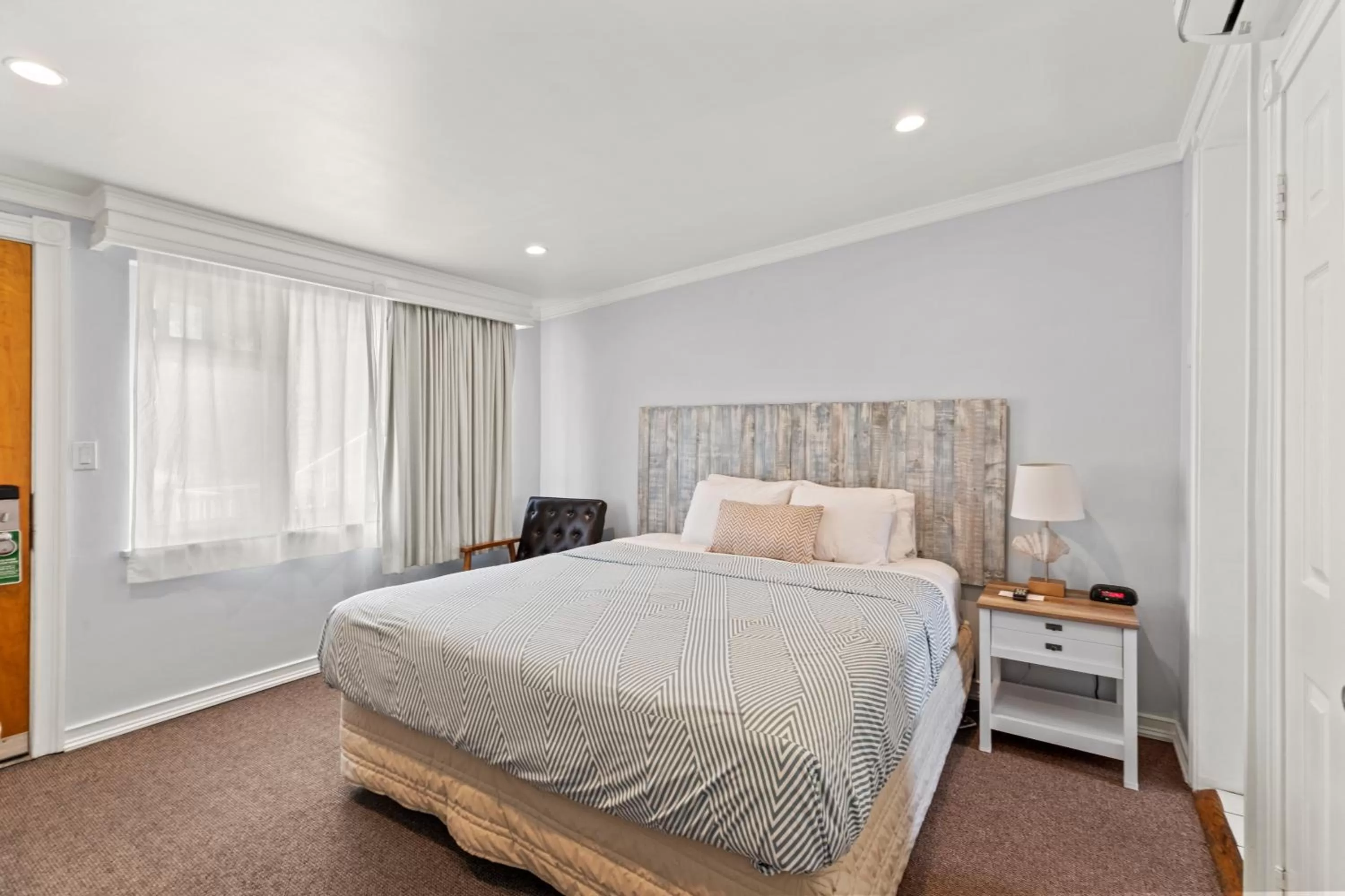 View (from property/room), Bed in Ocean Lodge Santa Monica Beach Hotel