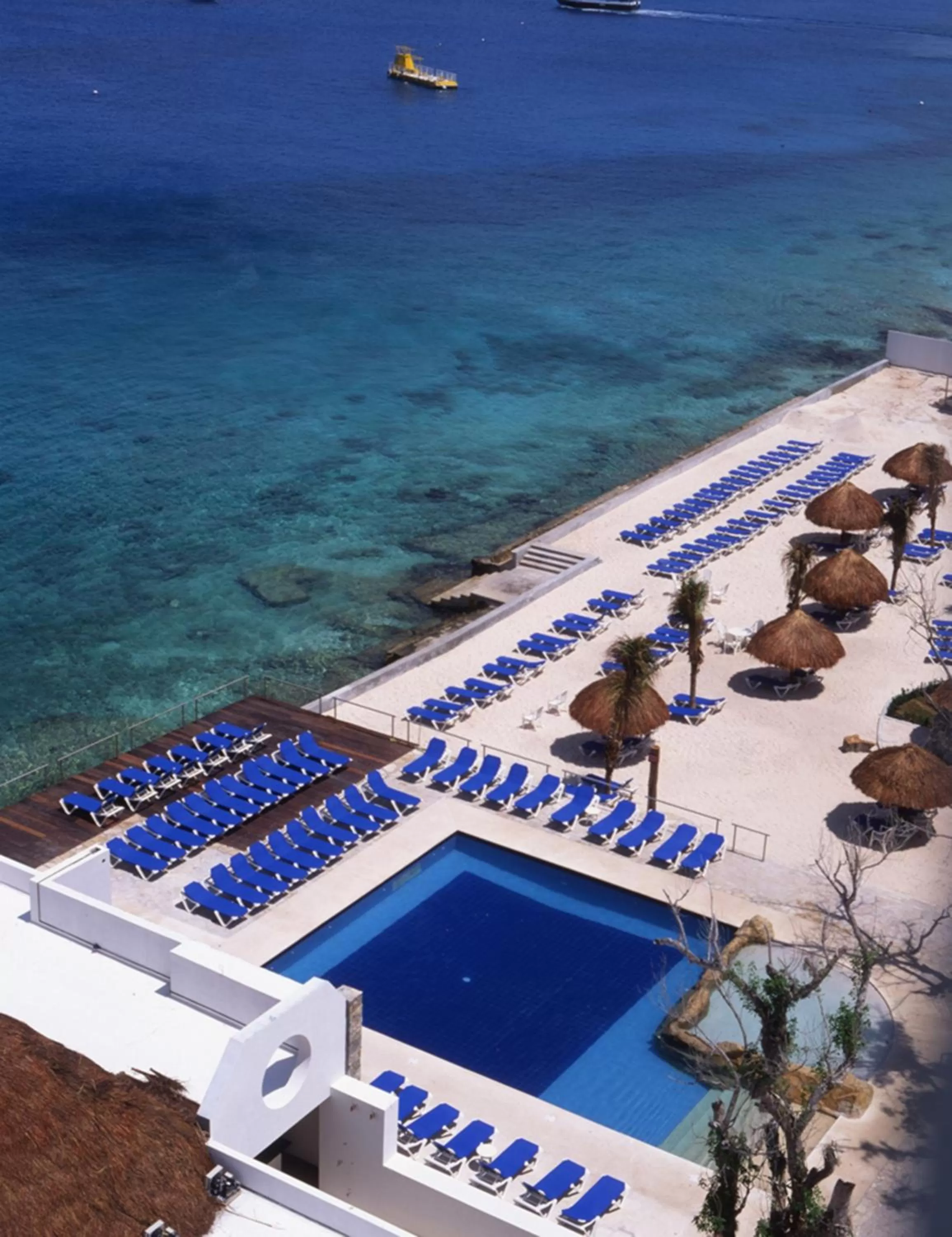 Pool view in El Cid La Ceiba Beach