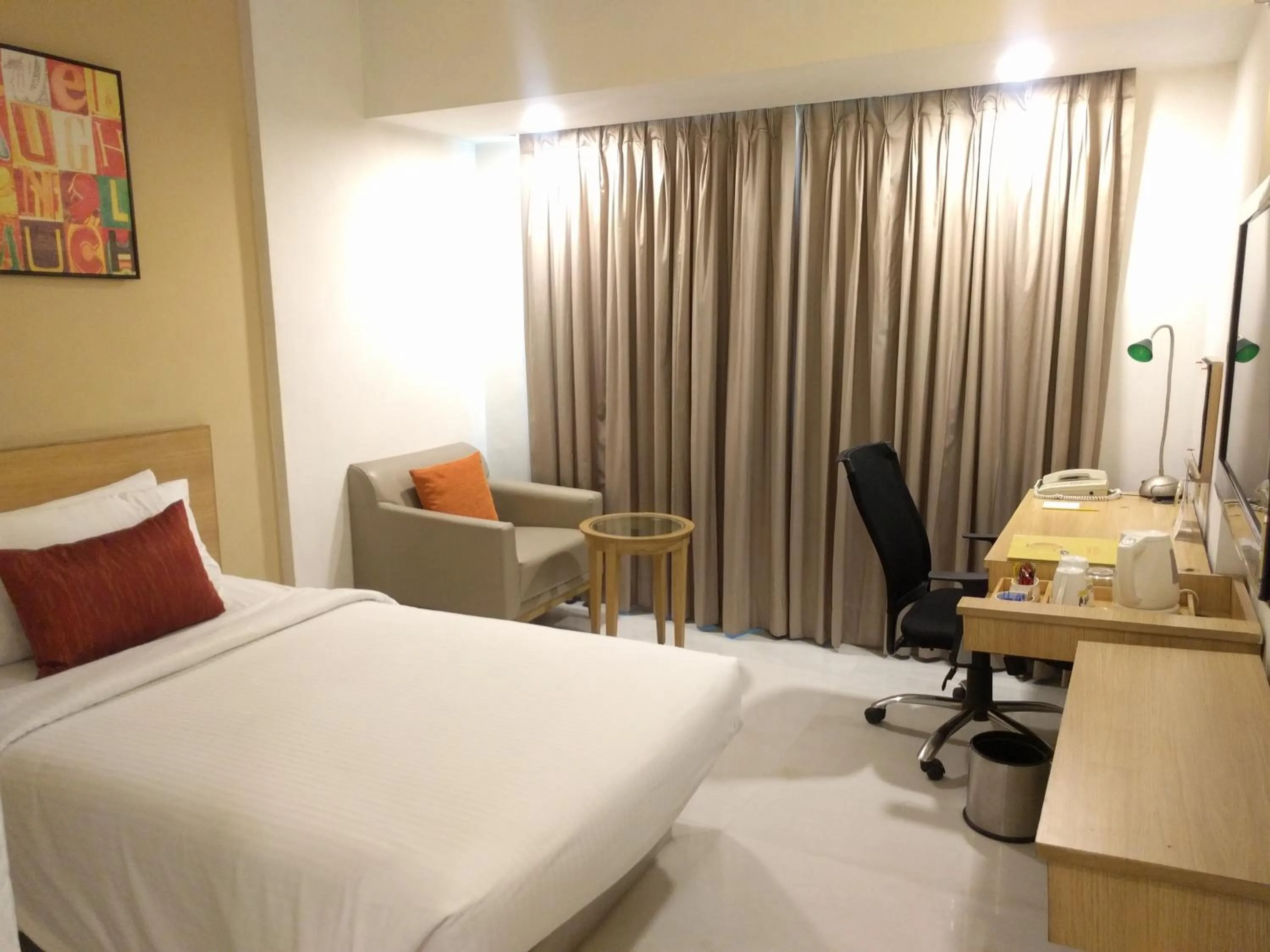 Bedroom, Bed in Lemon Tree Hotel, Udyog Vihar, Gurugram