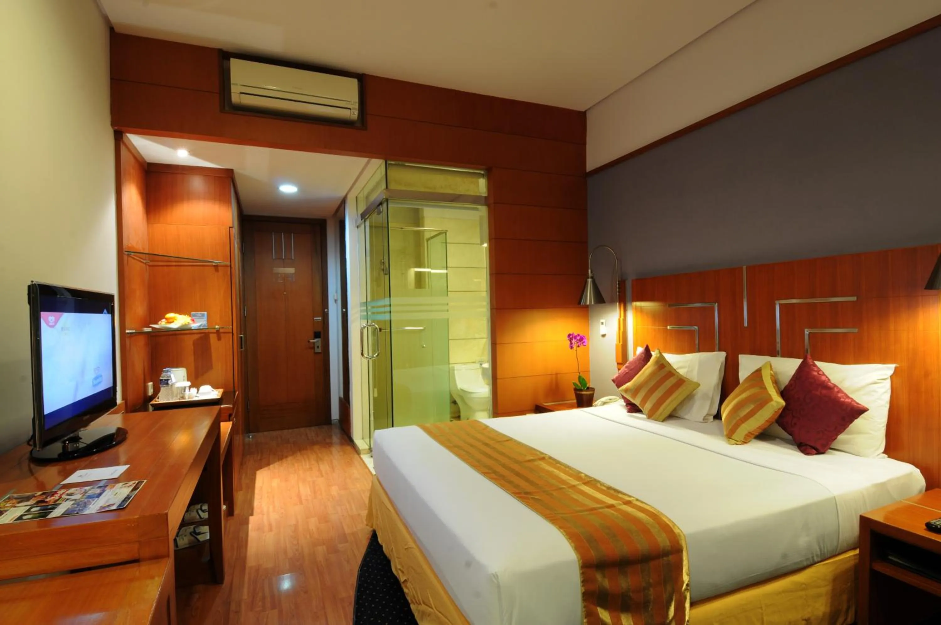 Bedroom, Bed in Hotel Savoy Homann