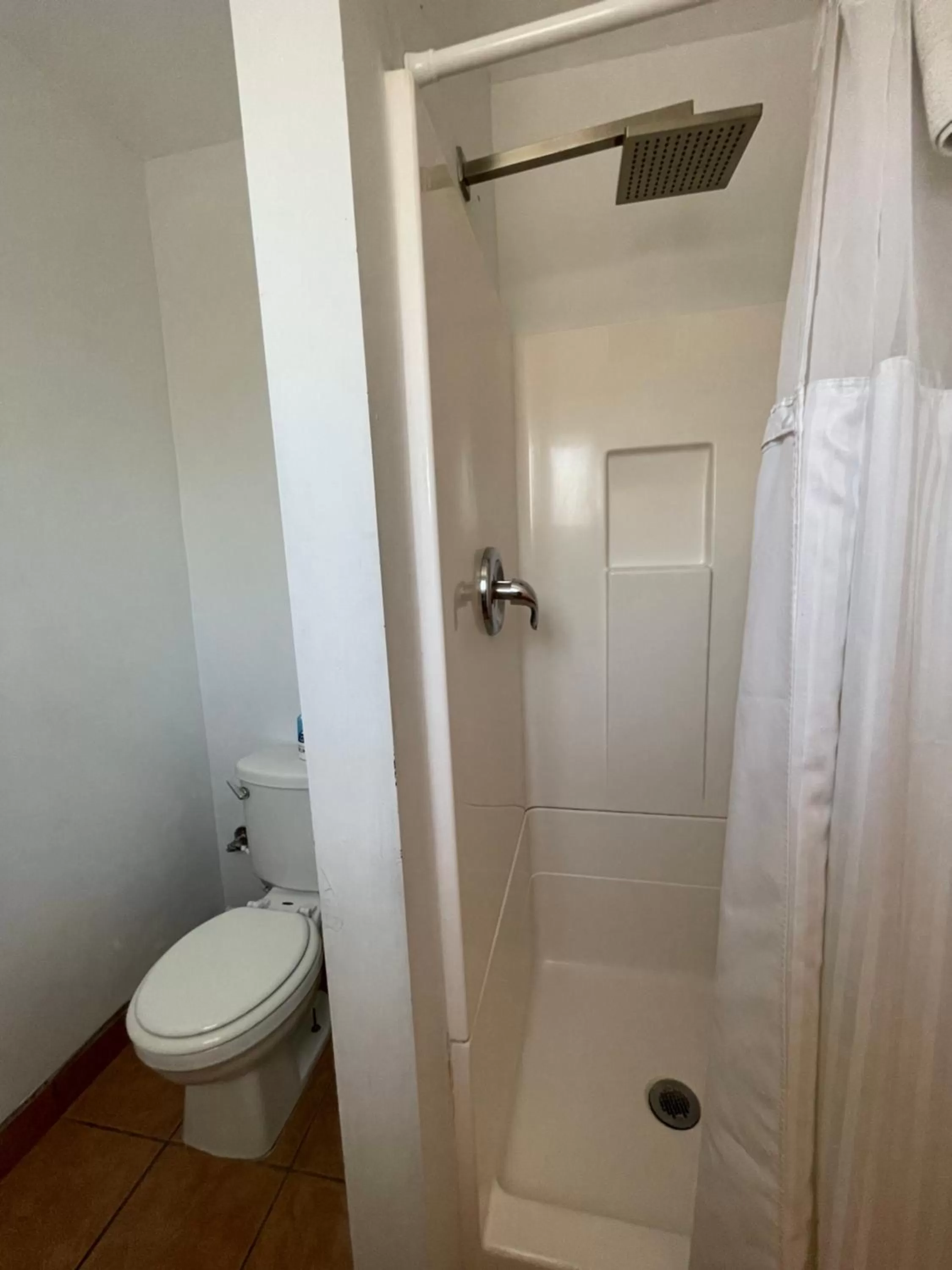 Shower in Howard Johnson by Wyndham Ridgecrest, CA