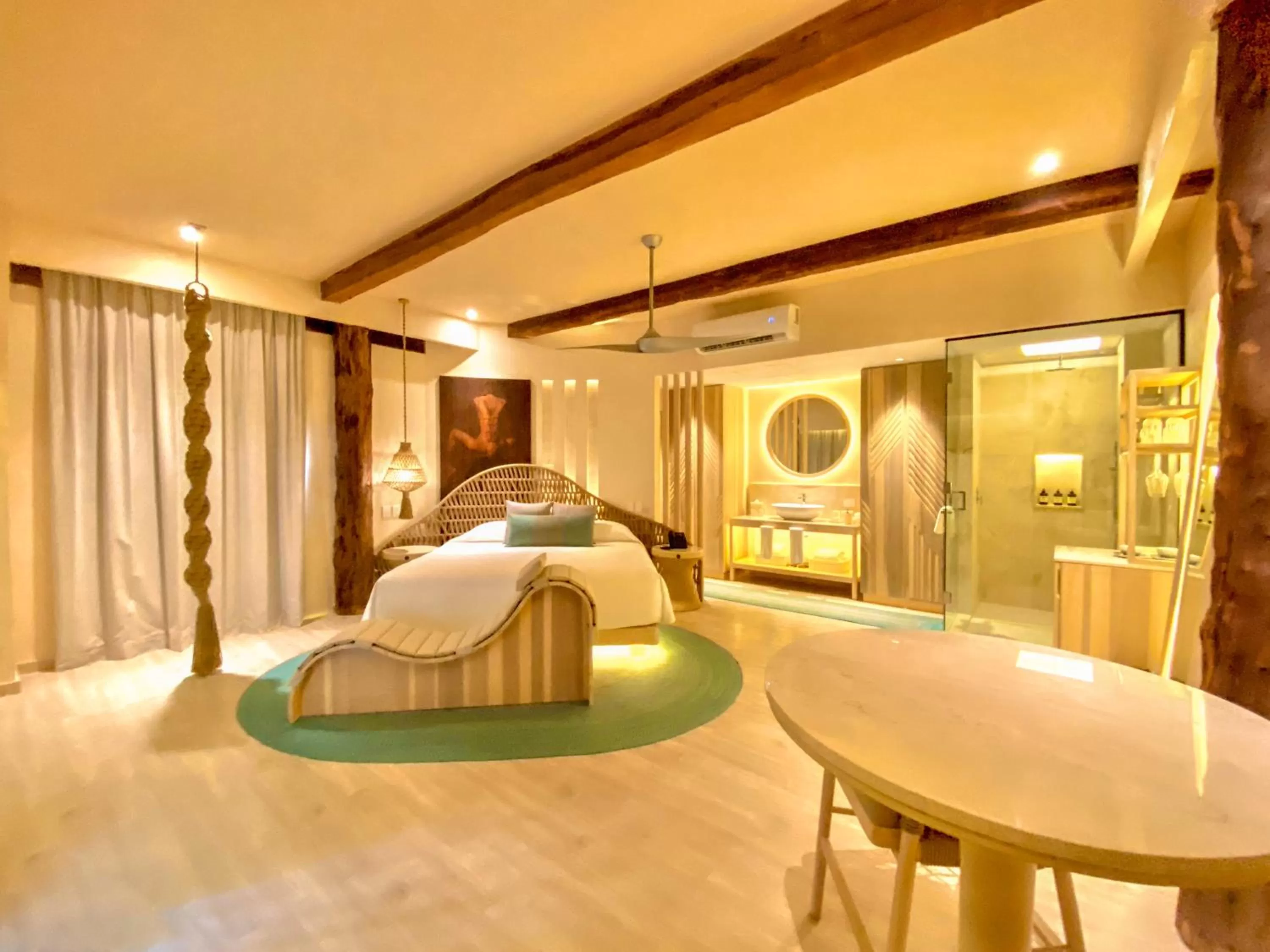 Shower, Bed in Hotel Shibari - Restaurant & Cenote Club