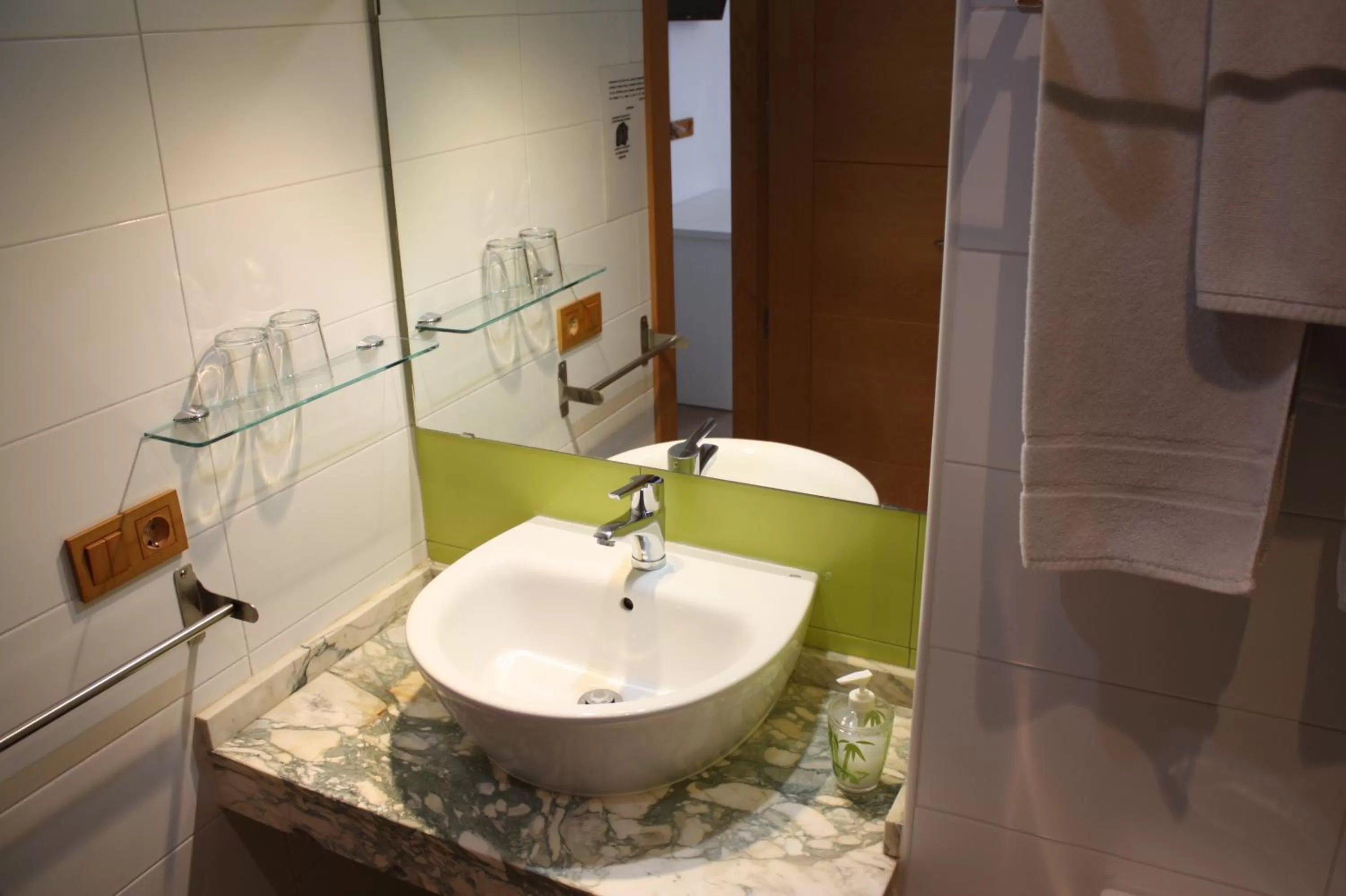 Shower, Bathroom in Hostal La Ribera del Júcar