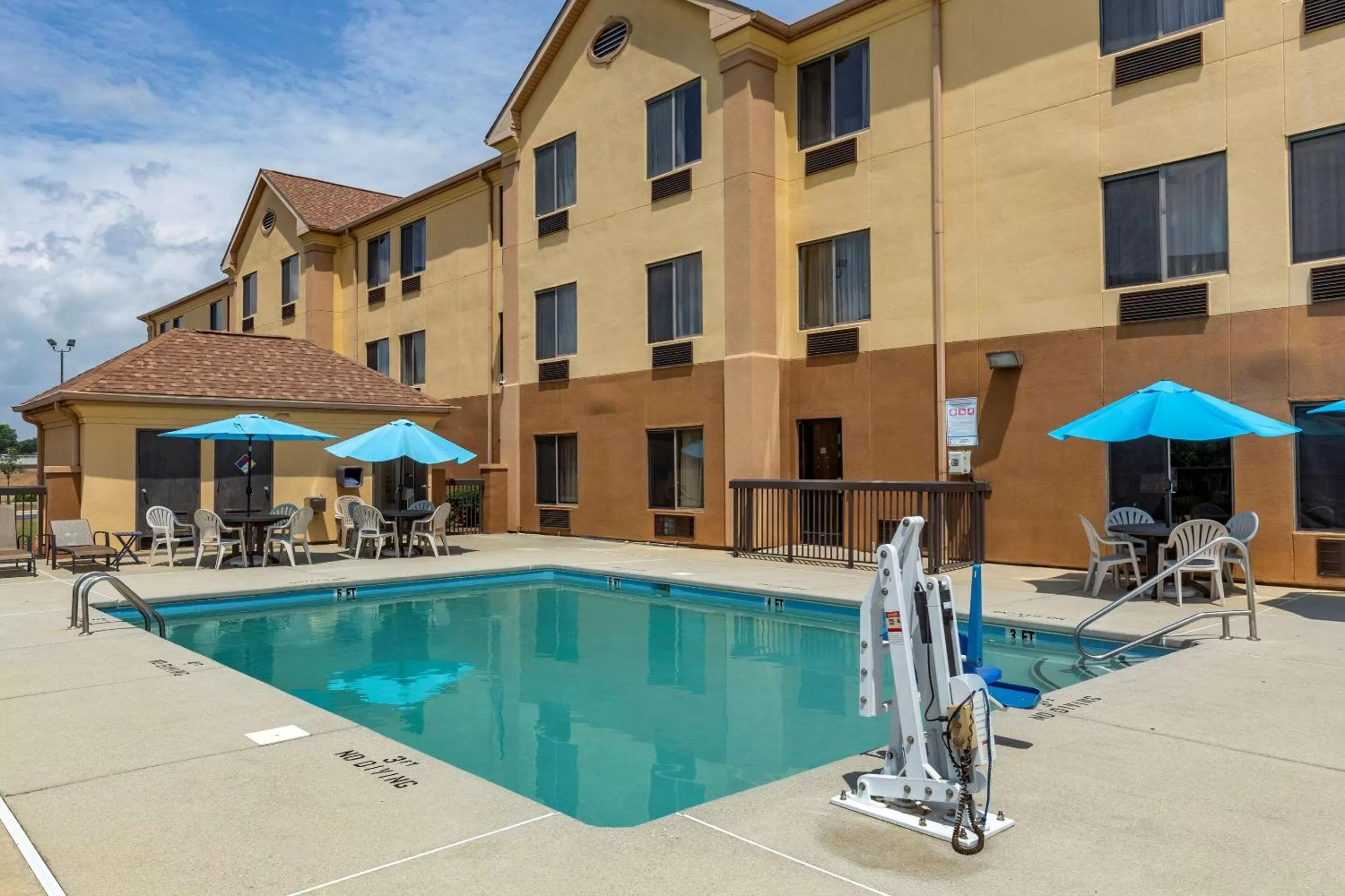 Swimming pool in Comfort Inn Garner Clayton I-40
