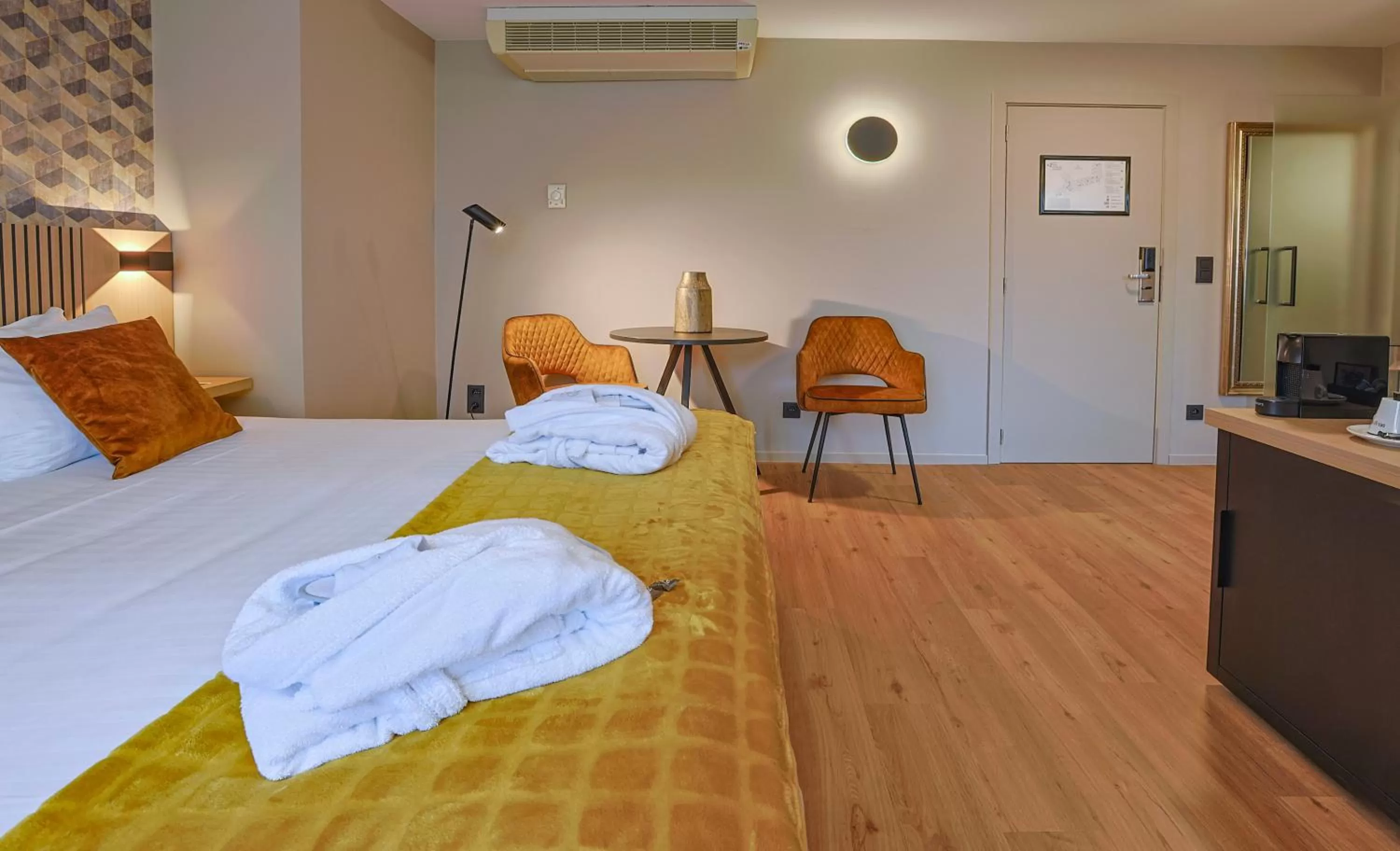 Photo of the whole room, Bed in Hotel Quartier Latin