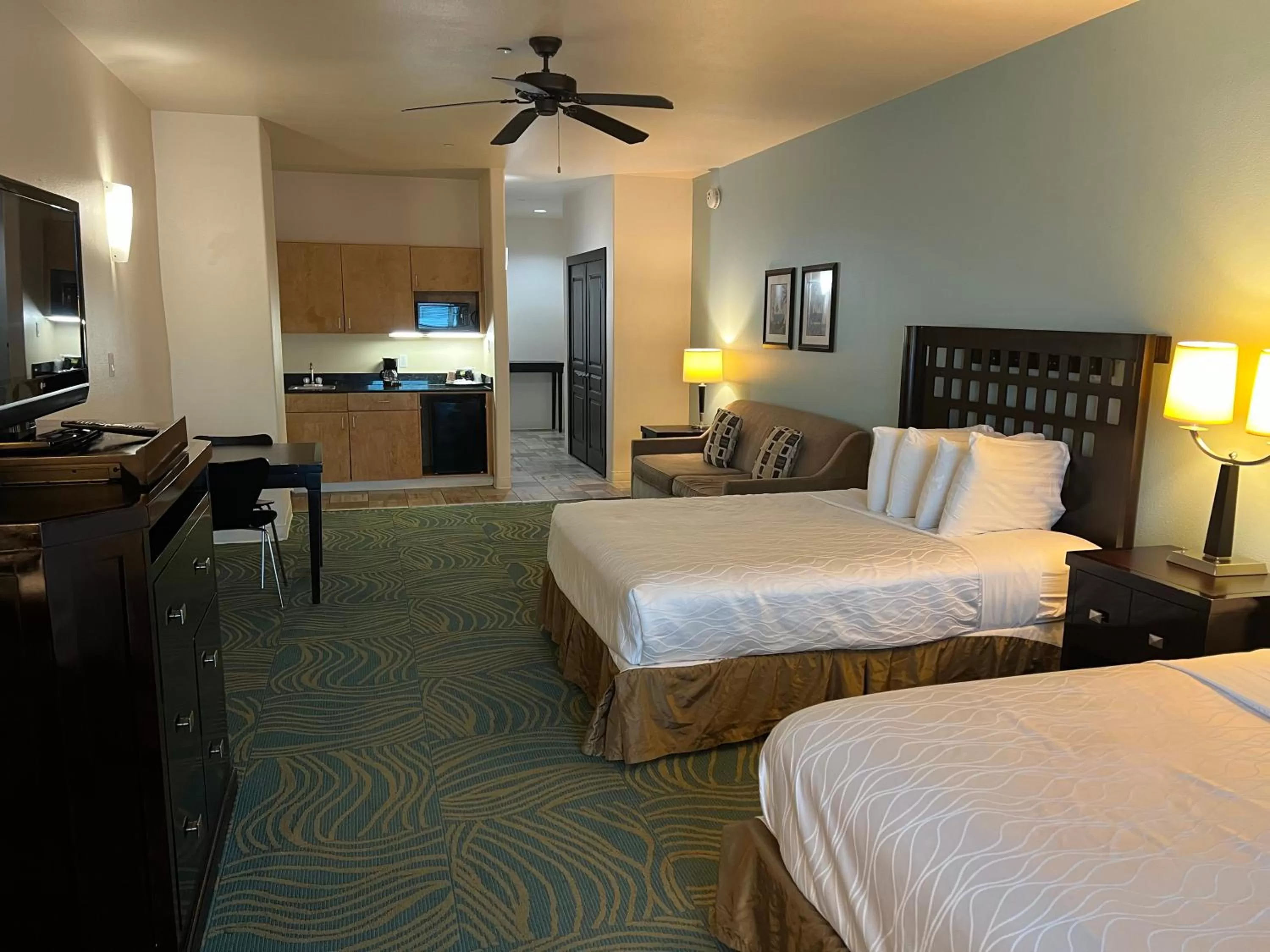 Photo of the whole room, Bed in Sunchase Inn & Suites