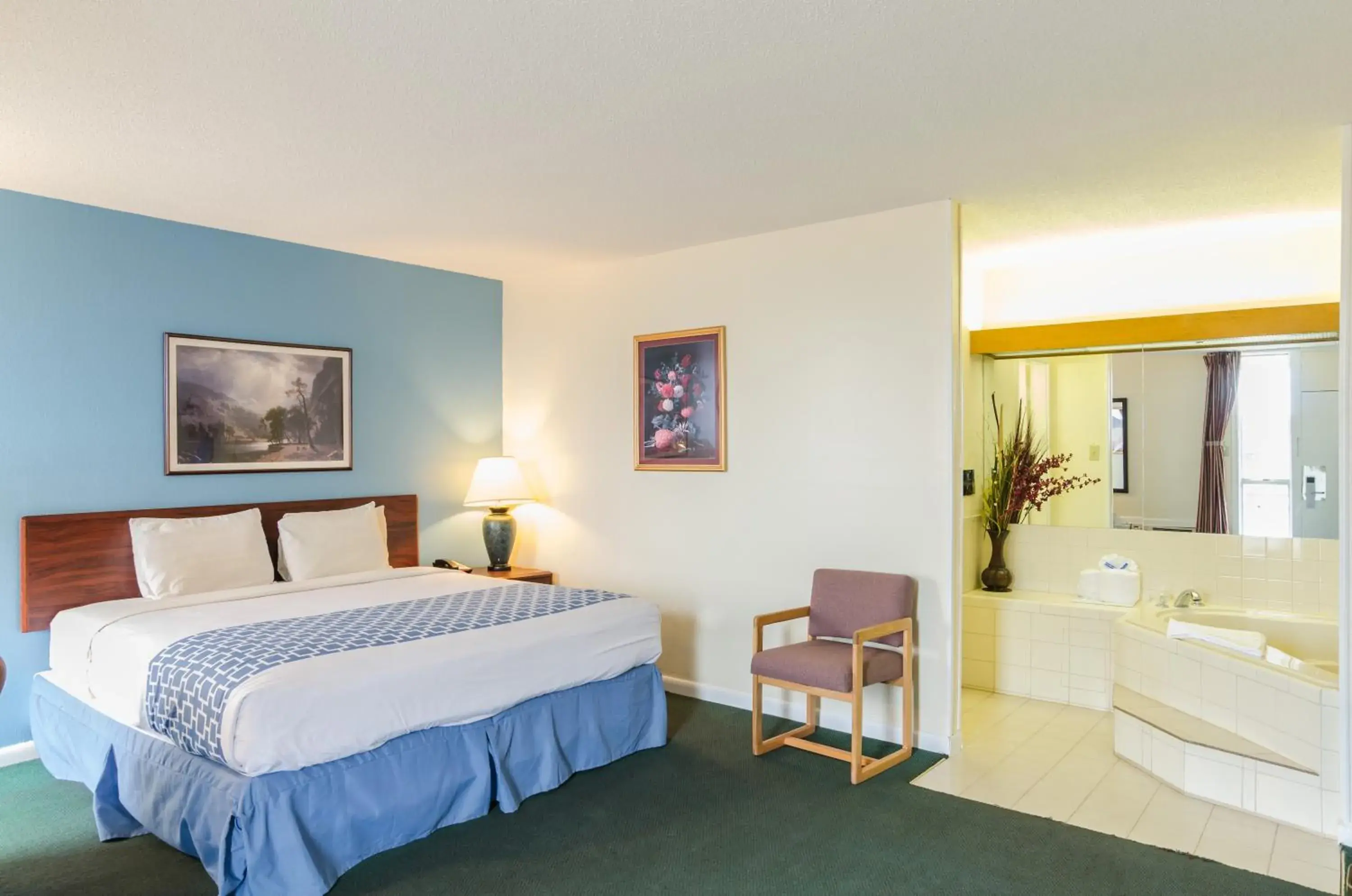 King Suite with Spa Bath- Non Smoking in Alamo Inn & Suites King Suite with Spa Bath- Non Smoking in Alamo Inn & Suites