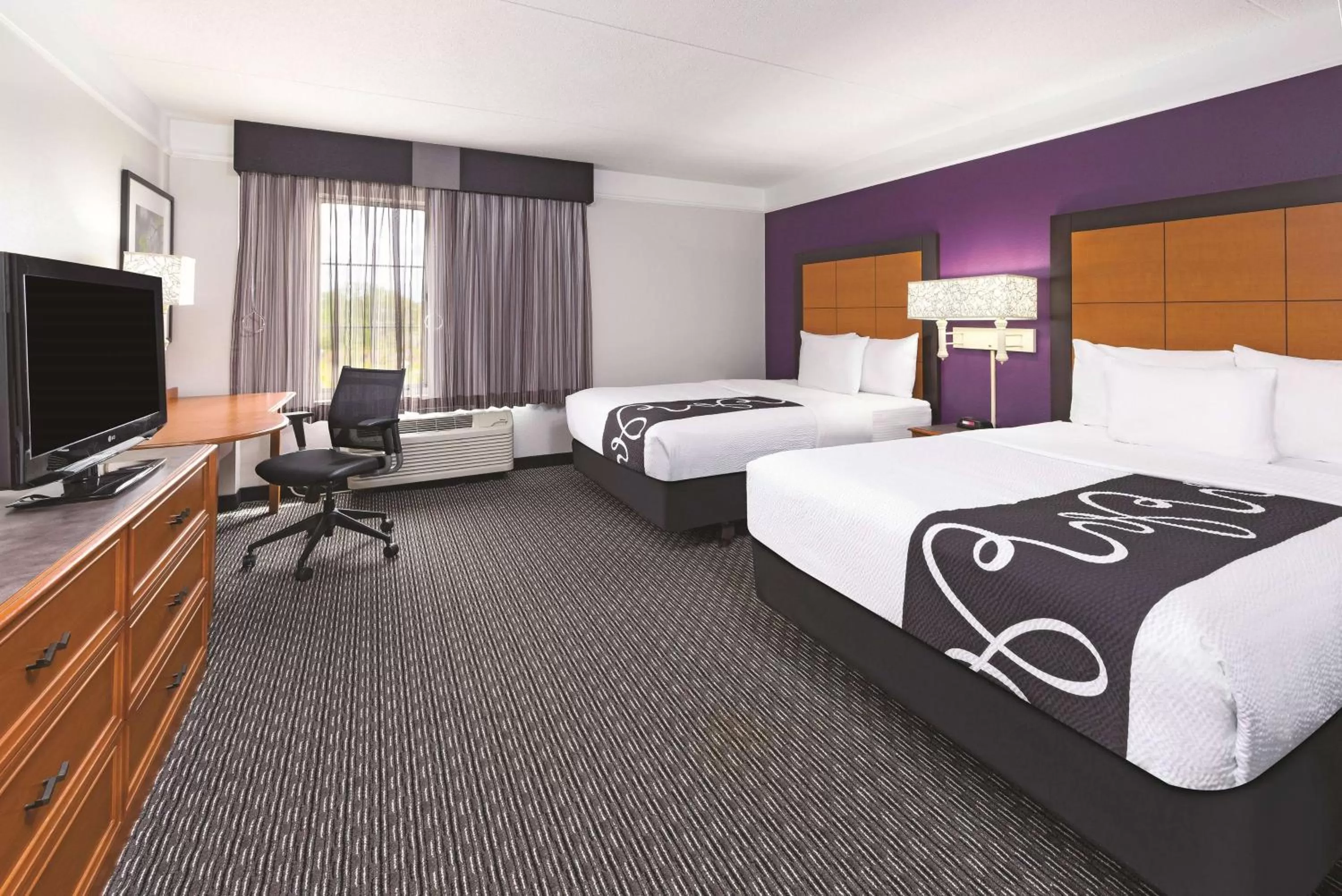 Photo of the whole room, Bed in La Quinta Inn & Suites by Wyndham University Area Chapel Hill