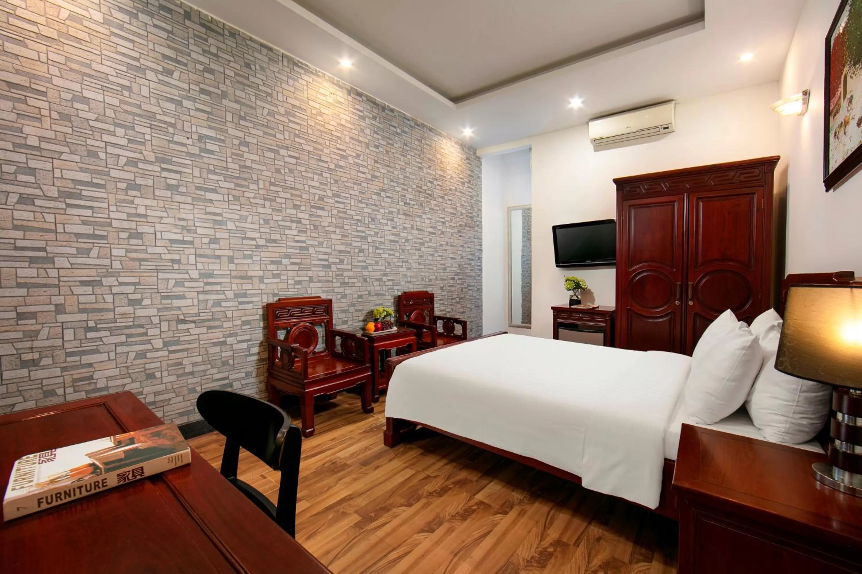 Communal lounge/ TV room, Bed in Bonjour Hanoi Hotel & Travel