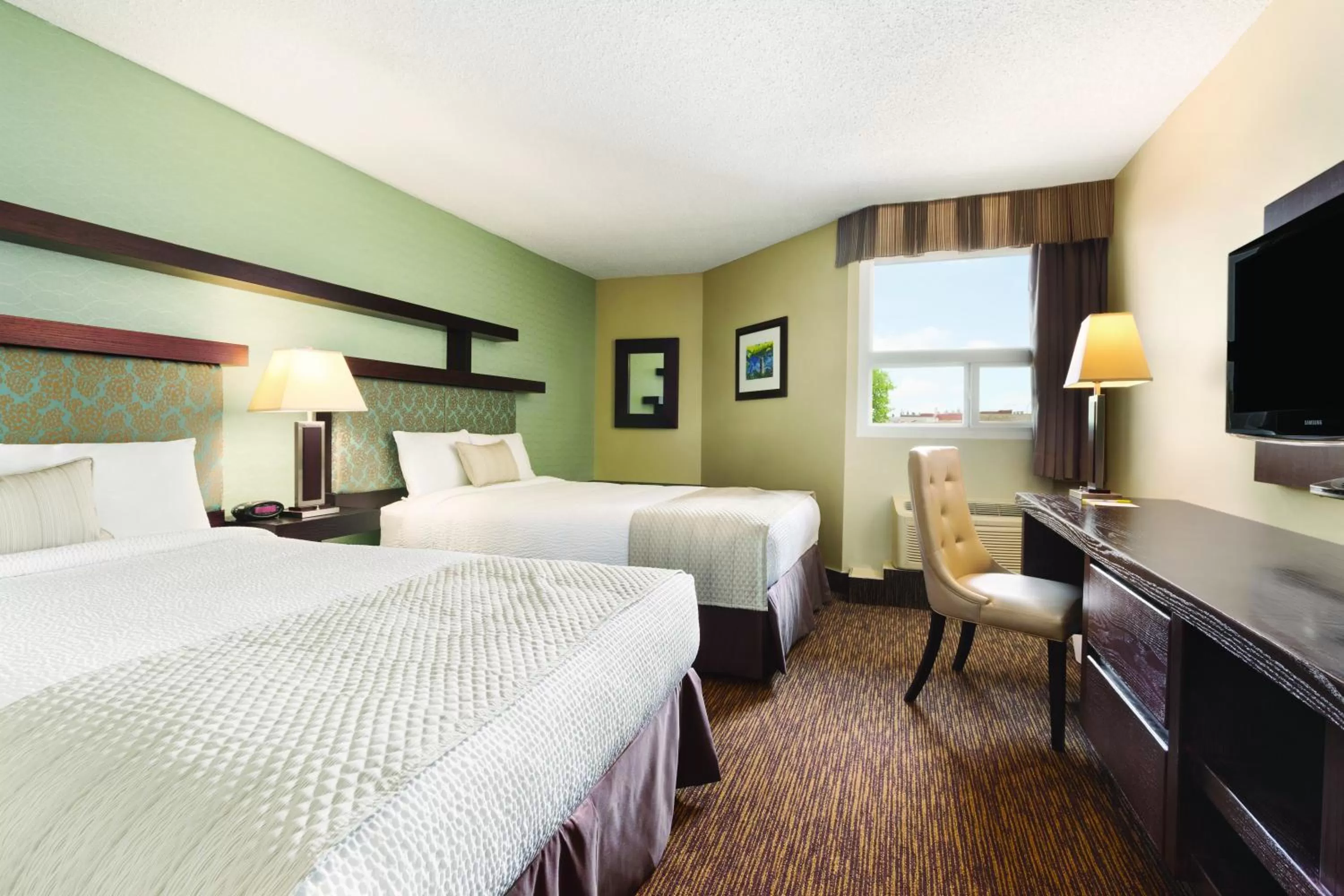 Photo of the whole room, Bed in Days Inn by Wyndham Vermilion