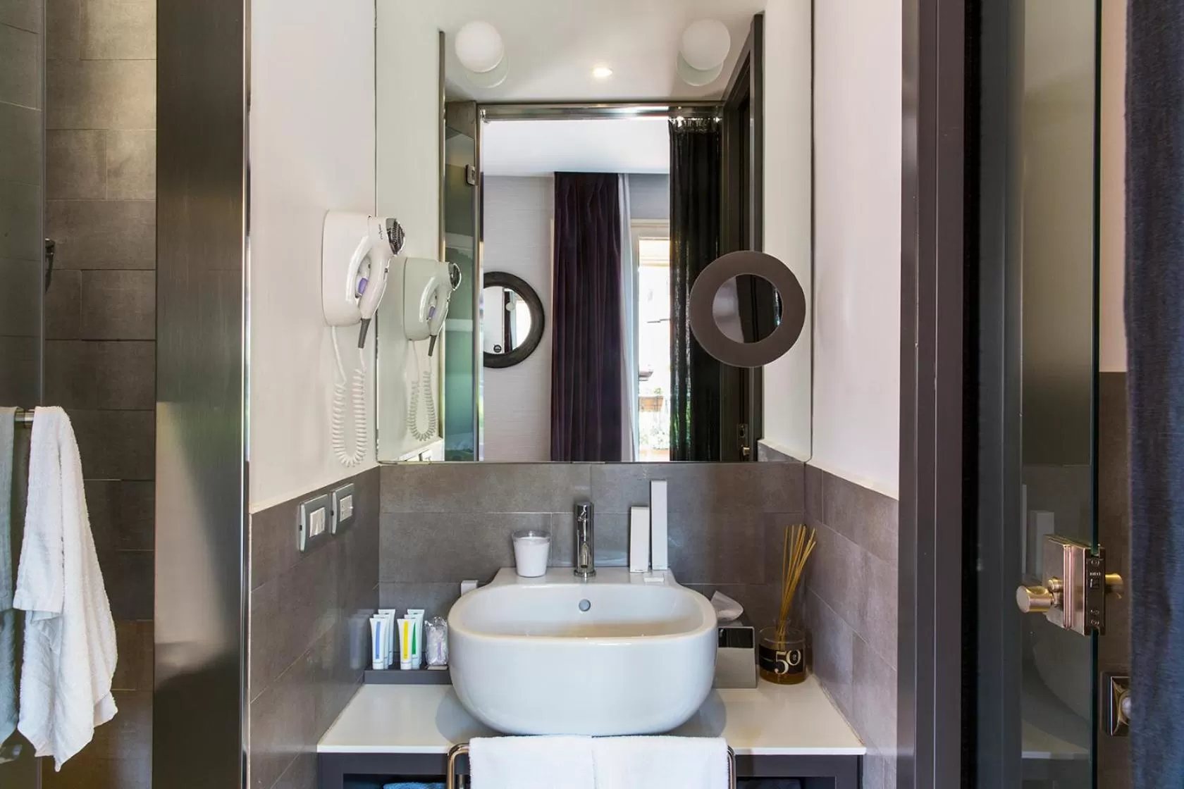 Bathroom in Hotel Adriano