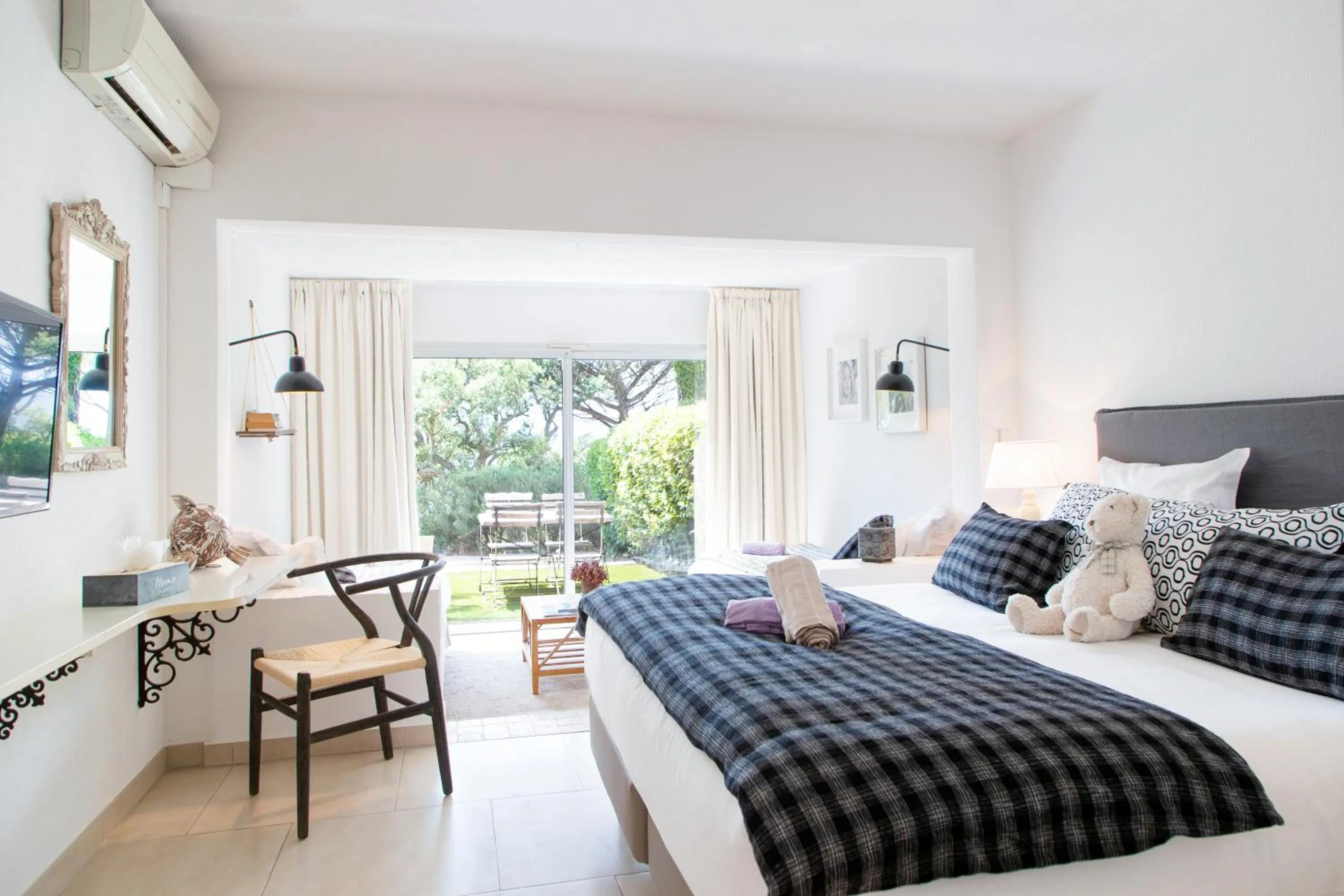 Photo of the whole room, Bed in Hôtel Font Mourier