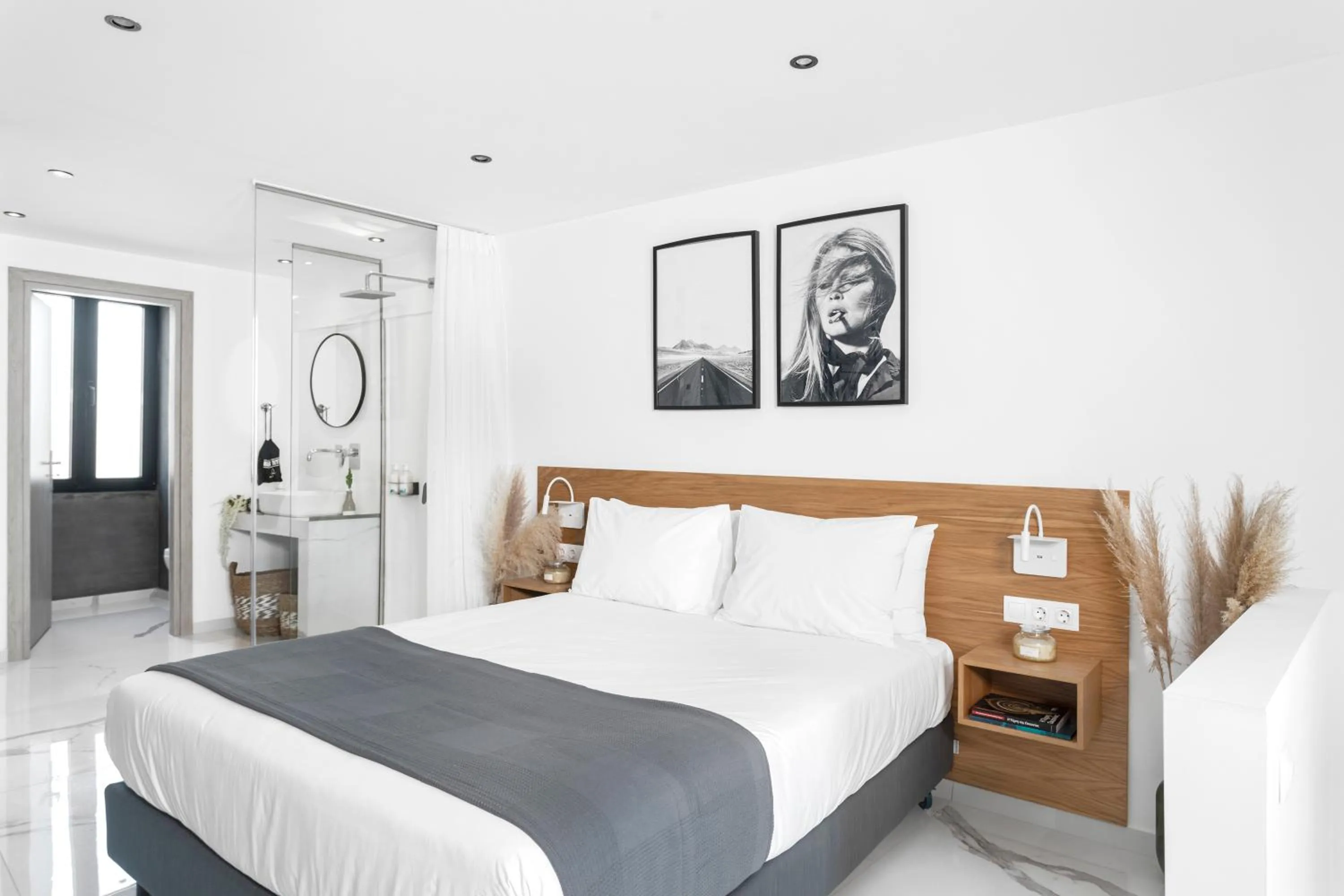 Photo of the whole room, Bed in Melo Athens