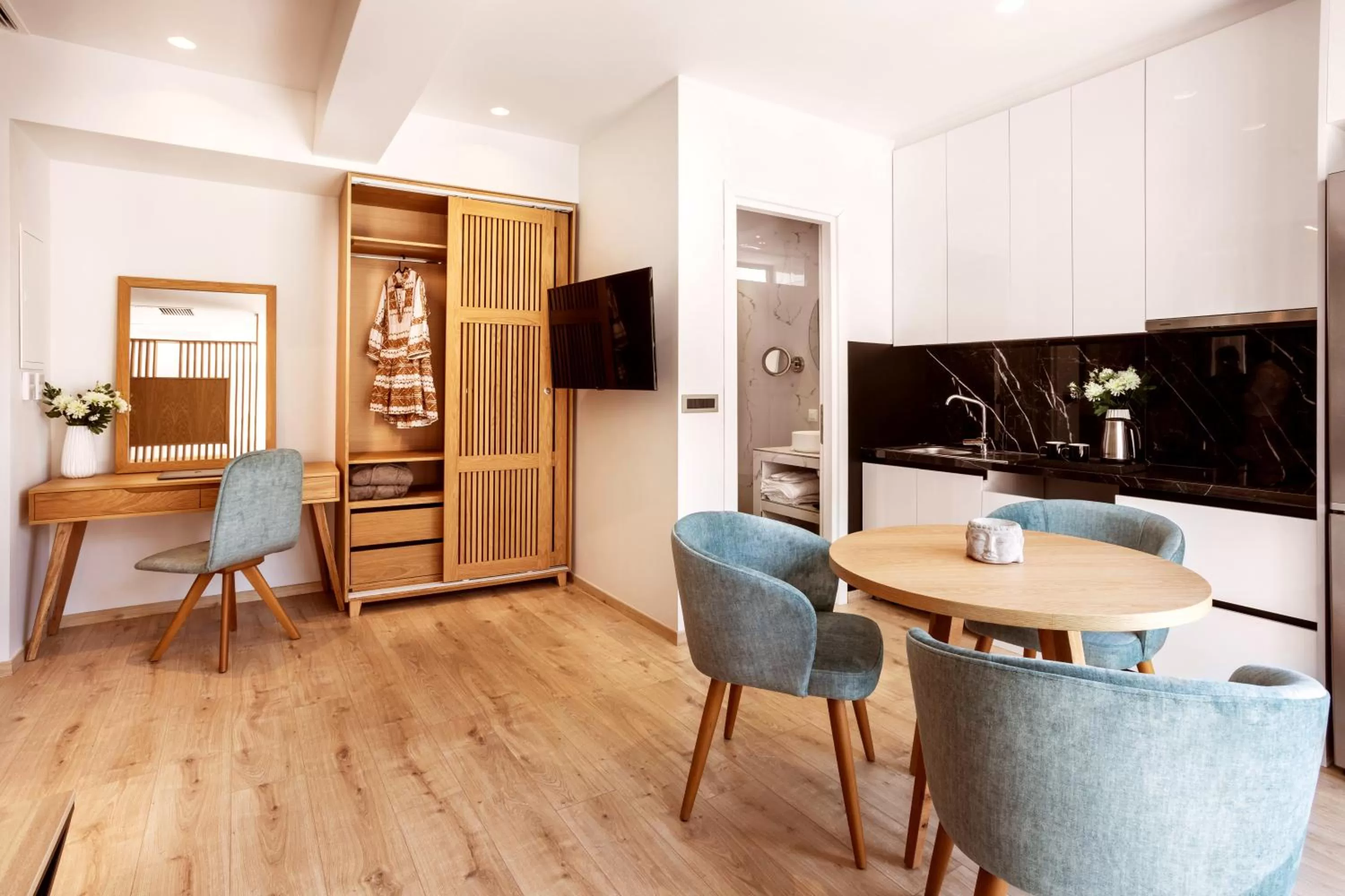 TV and multimedia in DAYS City Suites Athens