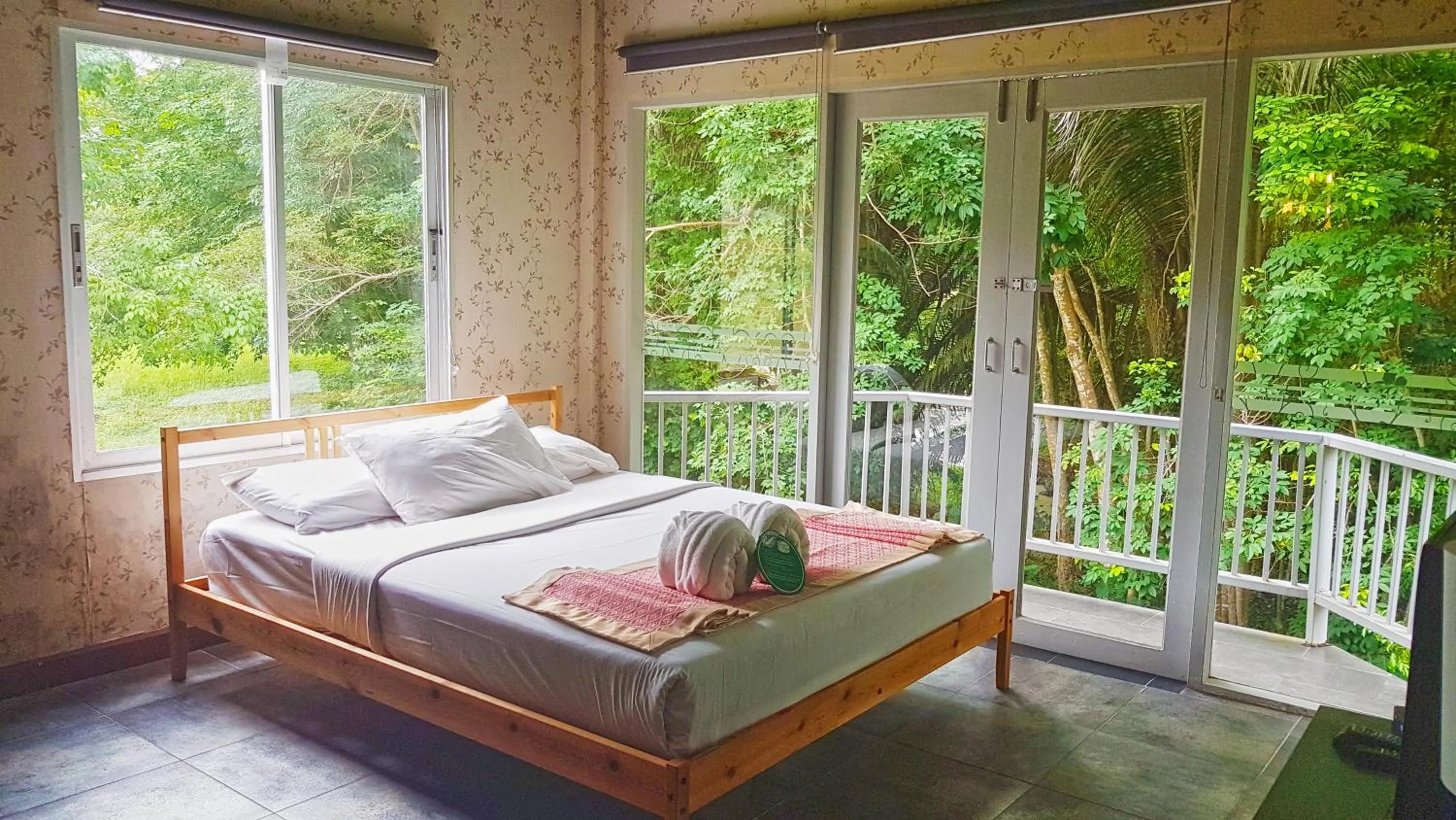 Photo of the whole room, Bed in Brookside Valley Resort