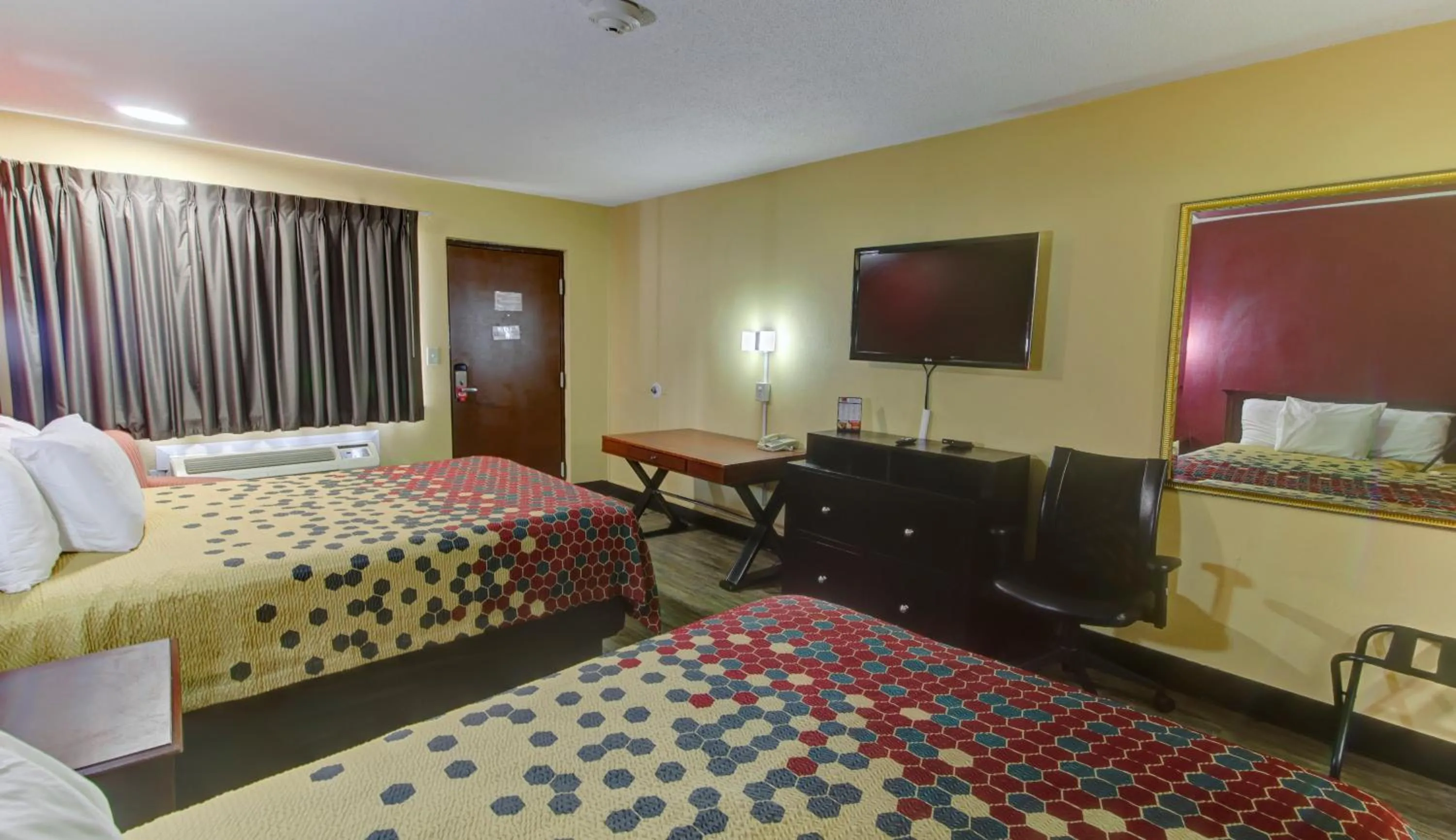 Bed in Econo Lodge Virginia Beach Town Center