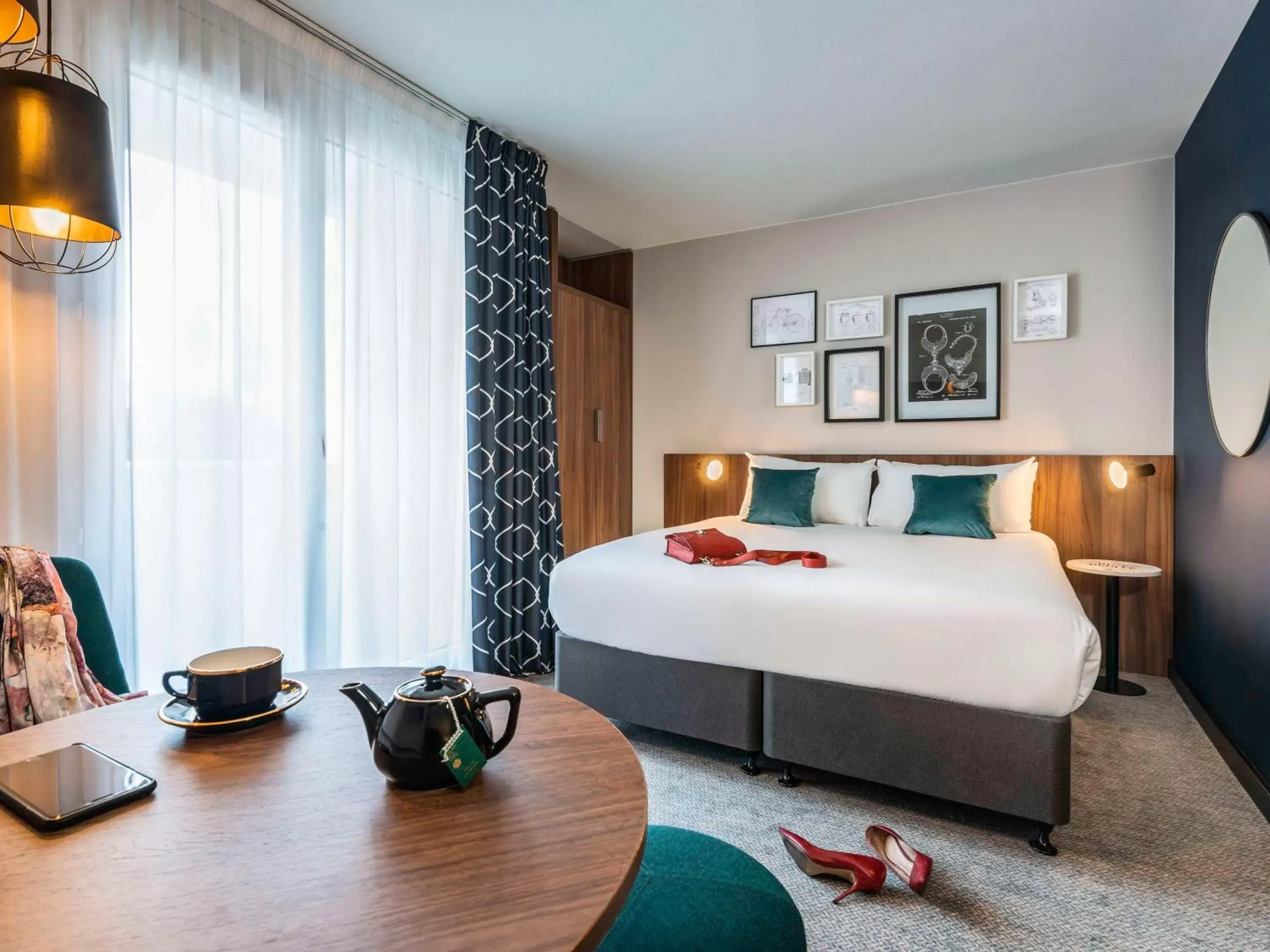 Privilege room queen-size double bed and 1 sofa bed for 1 person in Mercure Paris Montparnasse Pasteur Privilege room queen-size double bed and 1 sofa bed for 1 person in Mercure Paris Montparnasse Pasteur