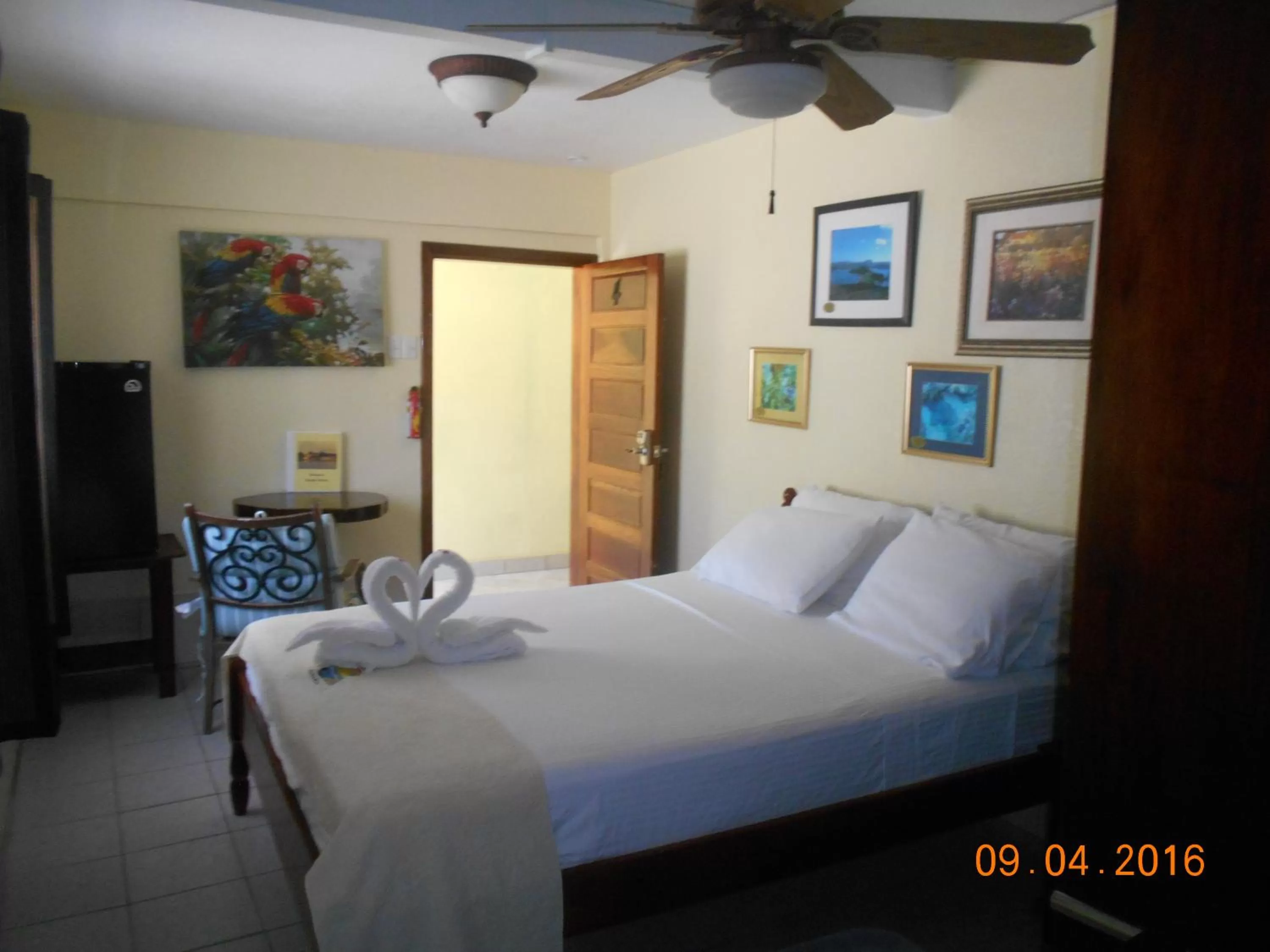 Photo of the whole room, Bed in Alan's Paradise Hotel