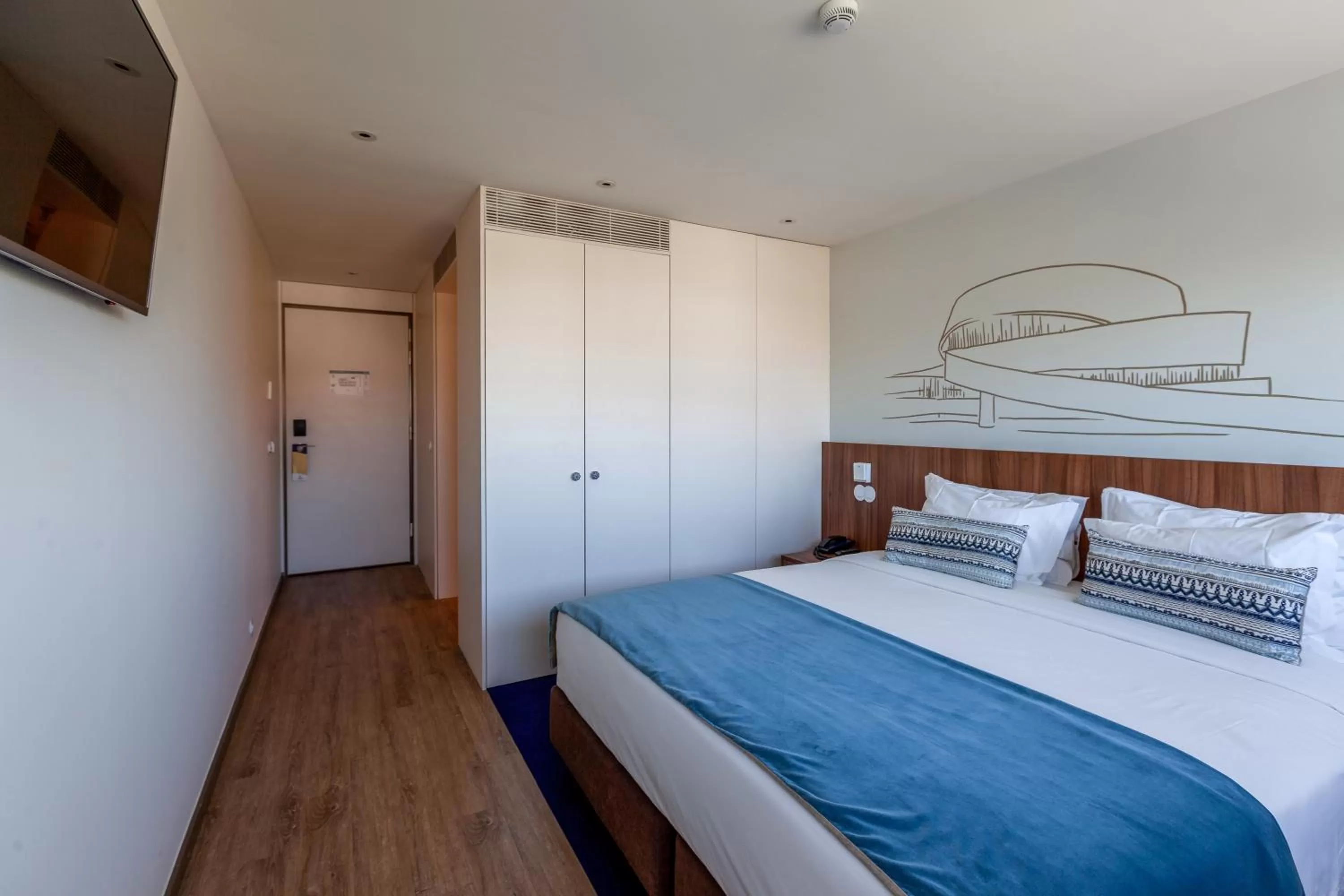 Photo of the whole room, Bed in Sea Porto Hotel