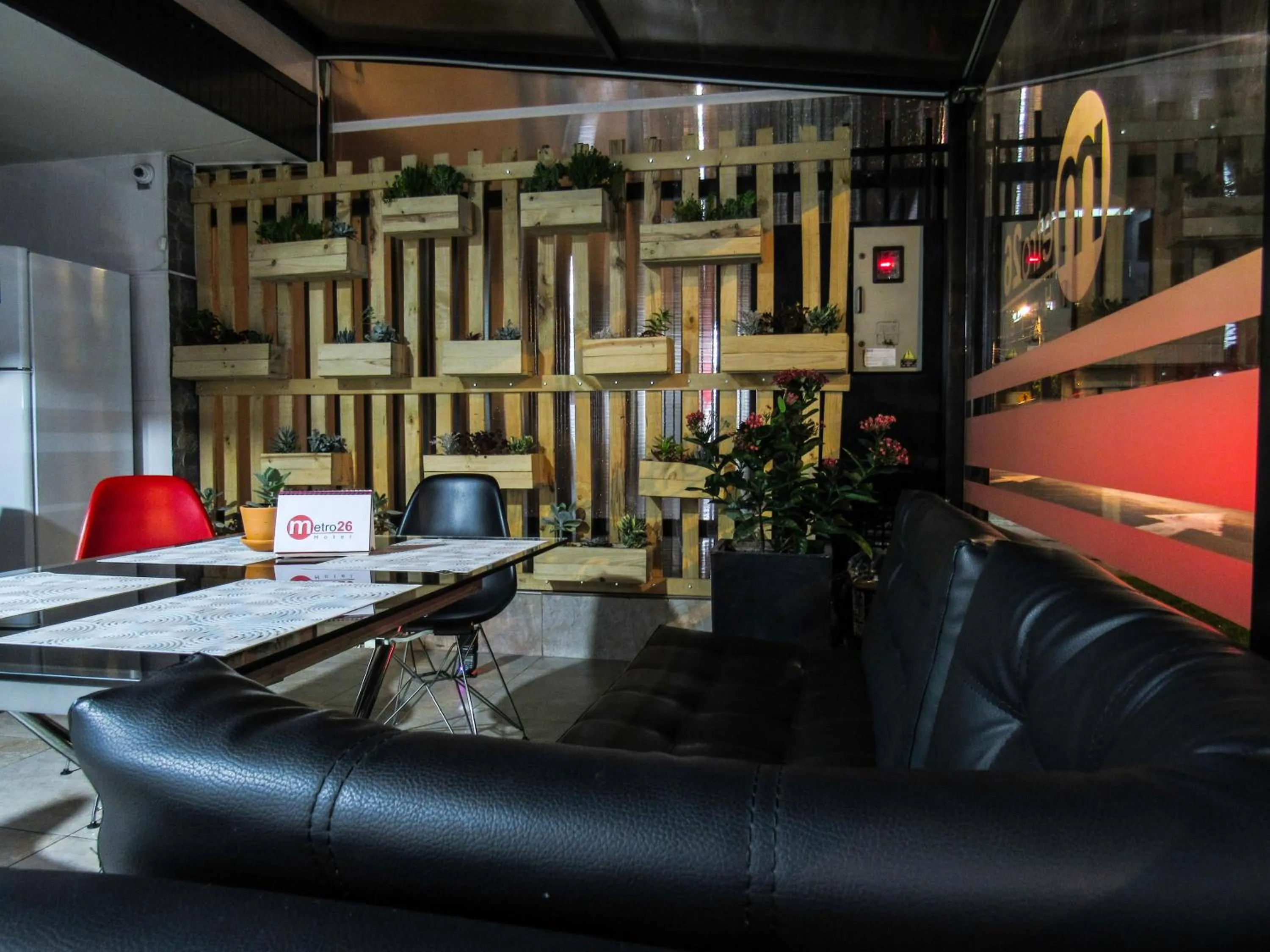 Restaurant/places to eat in Hotel Metro 26