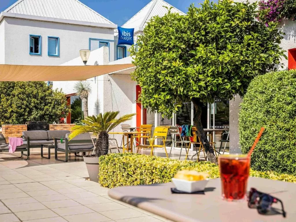 Patio in ibis Perpignan Sud Saint Charles