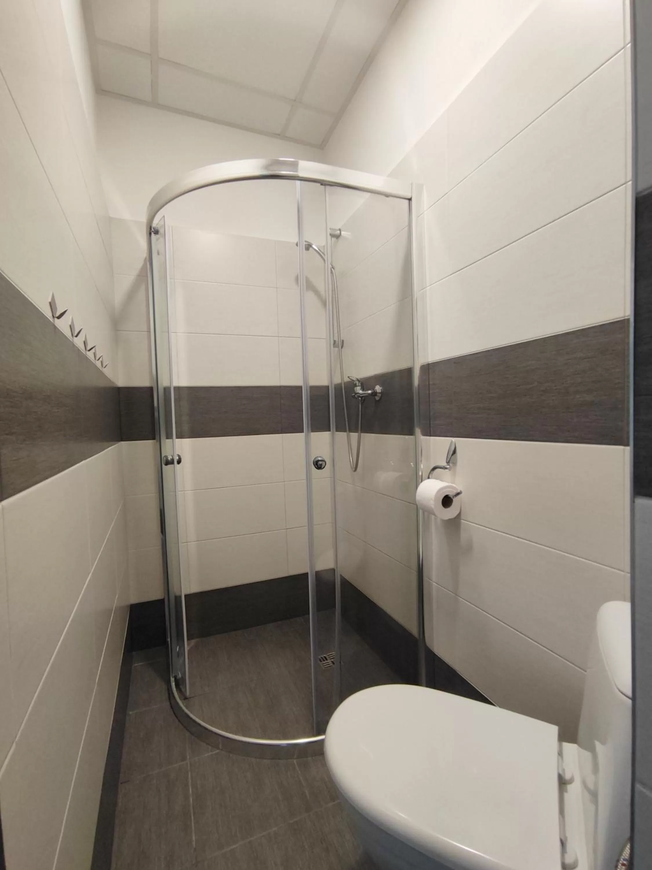 Shower in Hotel Slobi