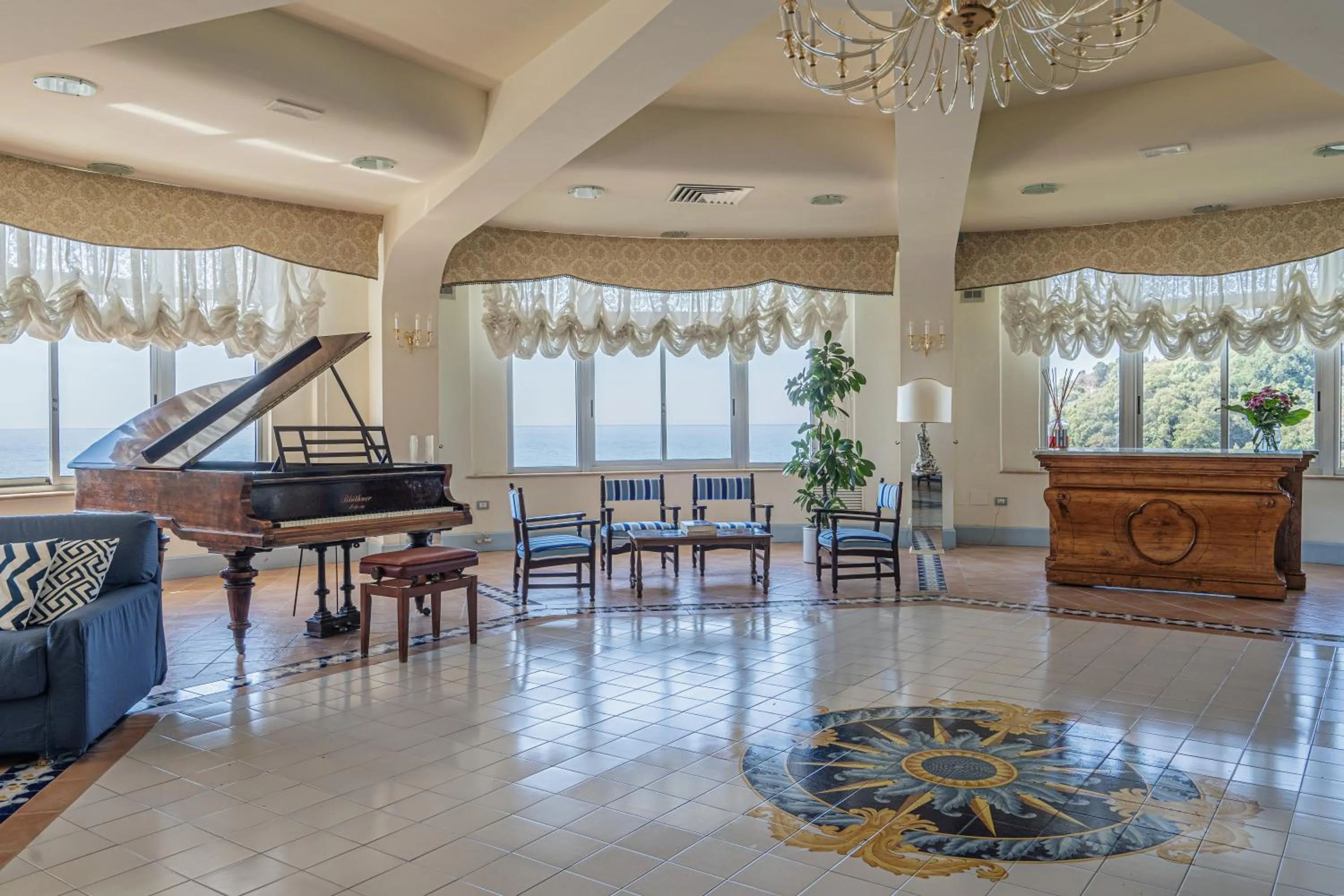 Lobby or reception in Summit Hotel