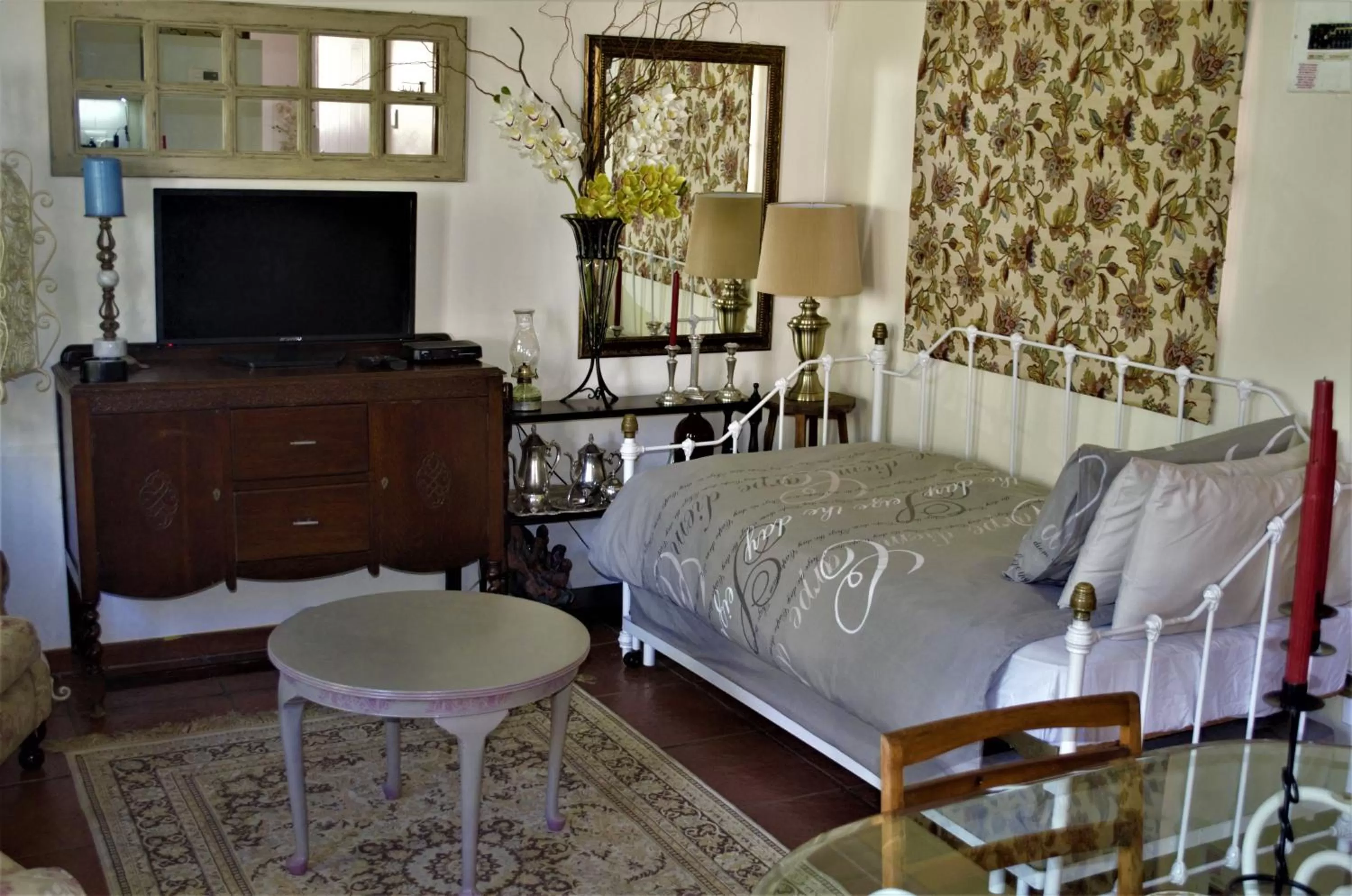 Living room, Bed in 79 On Ridge