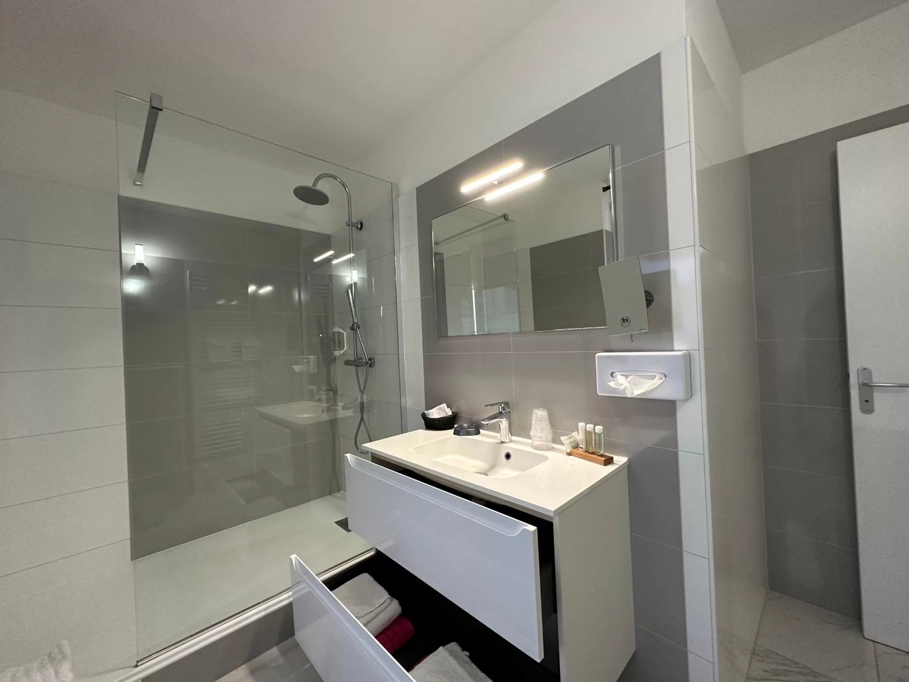 Shower in Hotel Le Saint-Yves