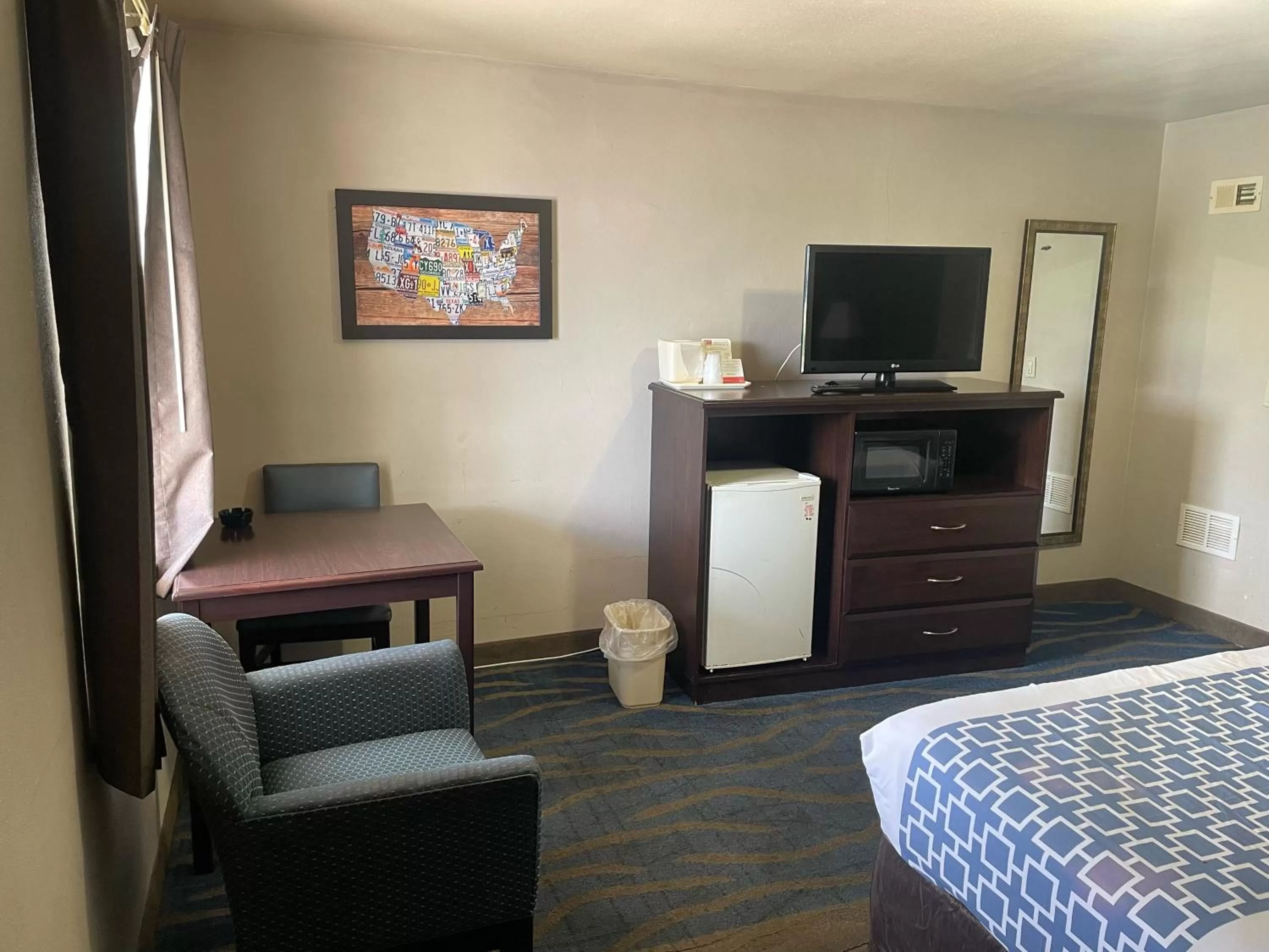 Photo of the whole room, Bed in Econo Lodge Mechanicsburg - Harrisburg West