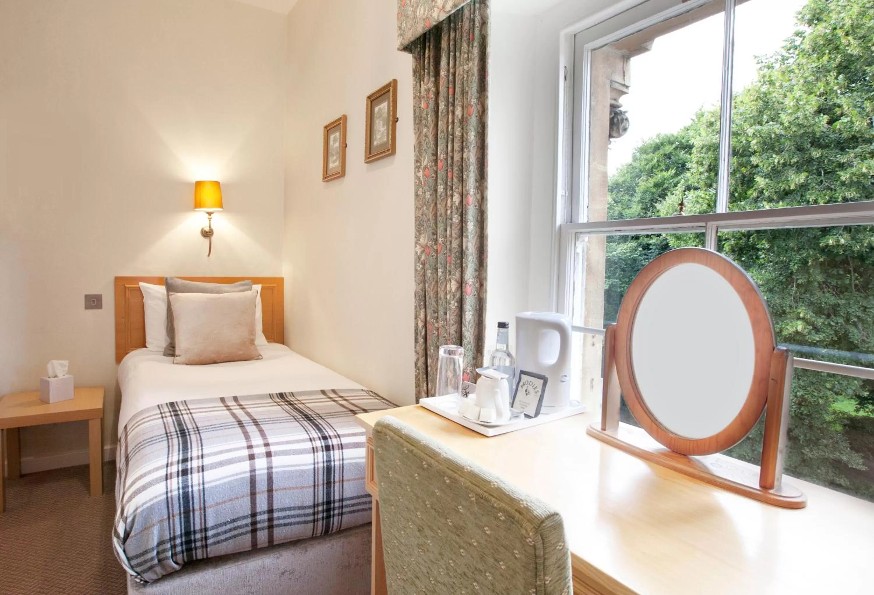 Bedroom, Bed in Victoria Square Hotel Clifton Village