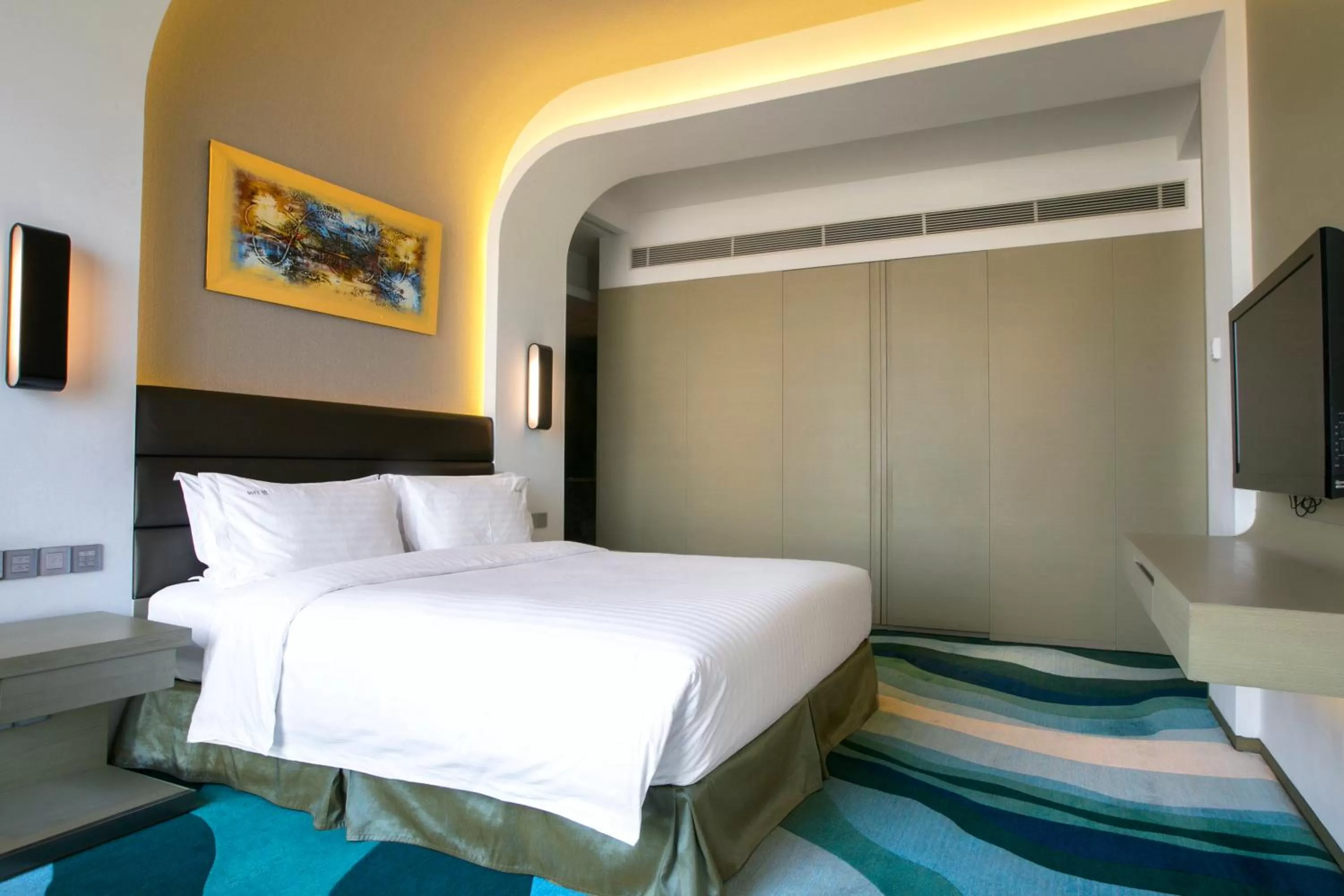 Photo of the whole room, Bed in Holiday Inn Shanghai Songjiang by IHG - Miaoqian Street