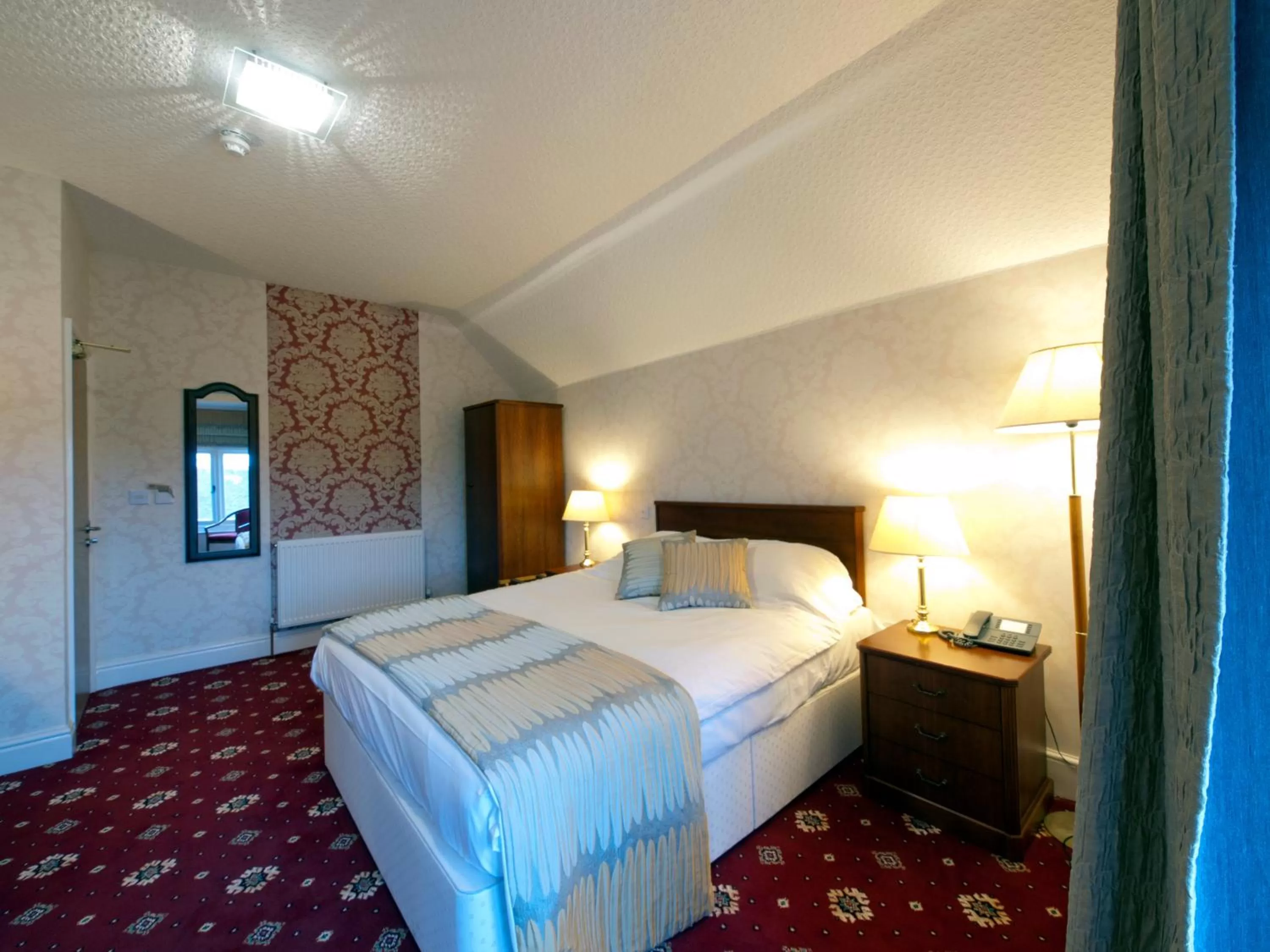 Photo of the whole room, Bed in Brambletye Hotel