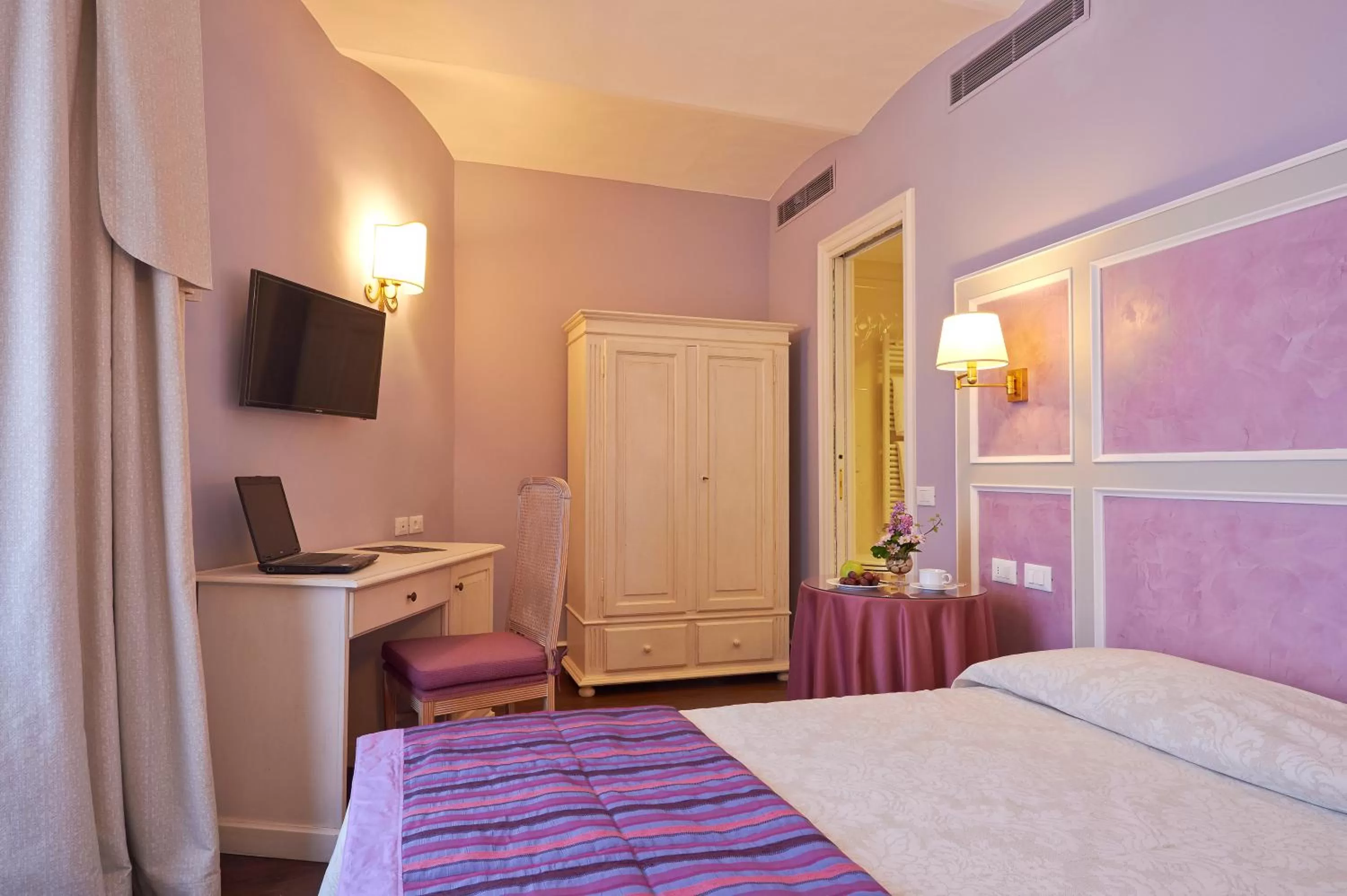 Shower, Bed in Hotel Firenze Capitale
