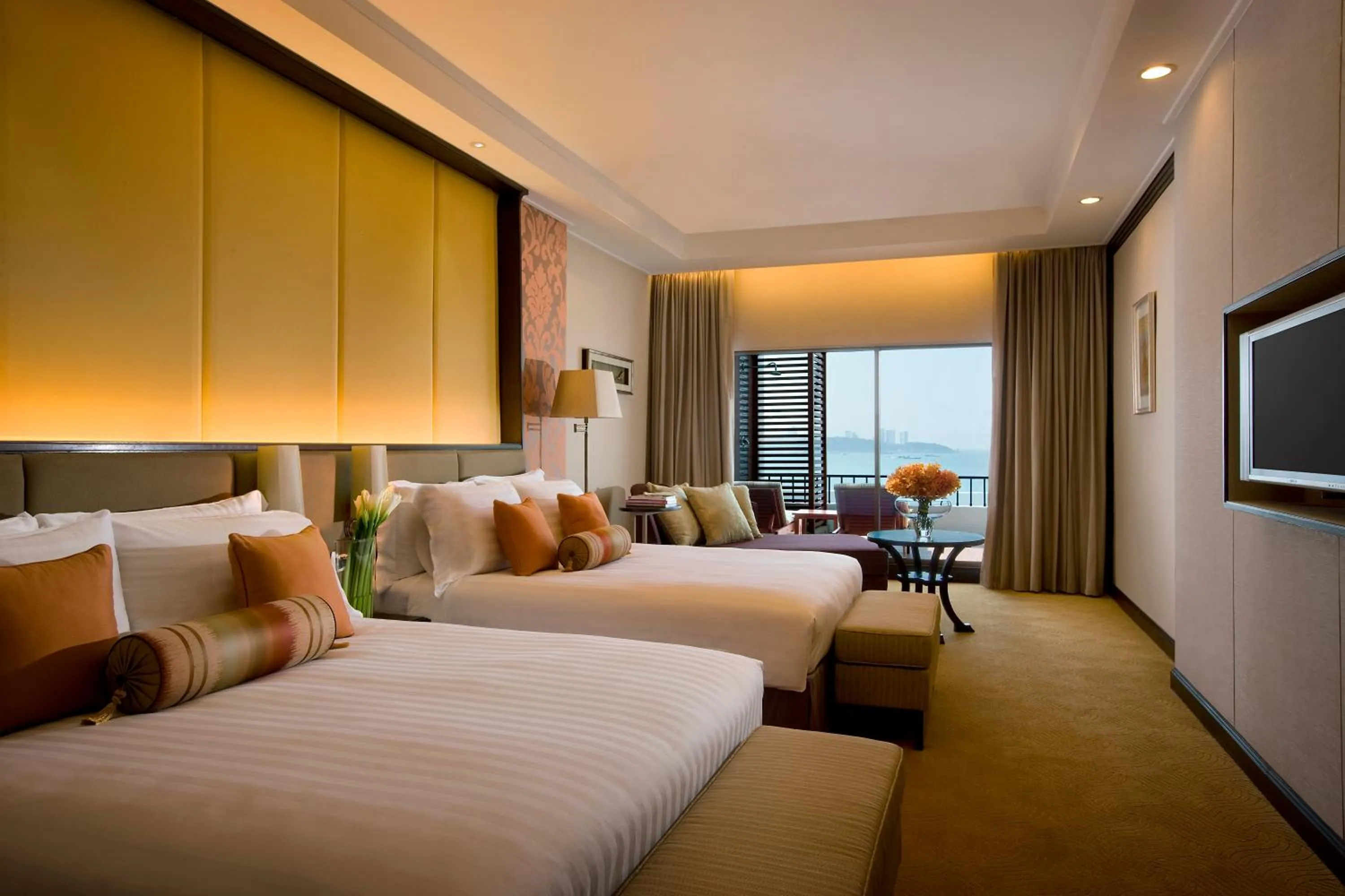 Bedroom, Bed in Dusit Thani Pattaya