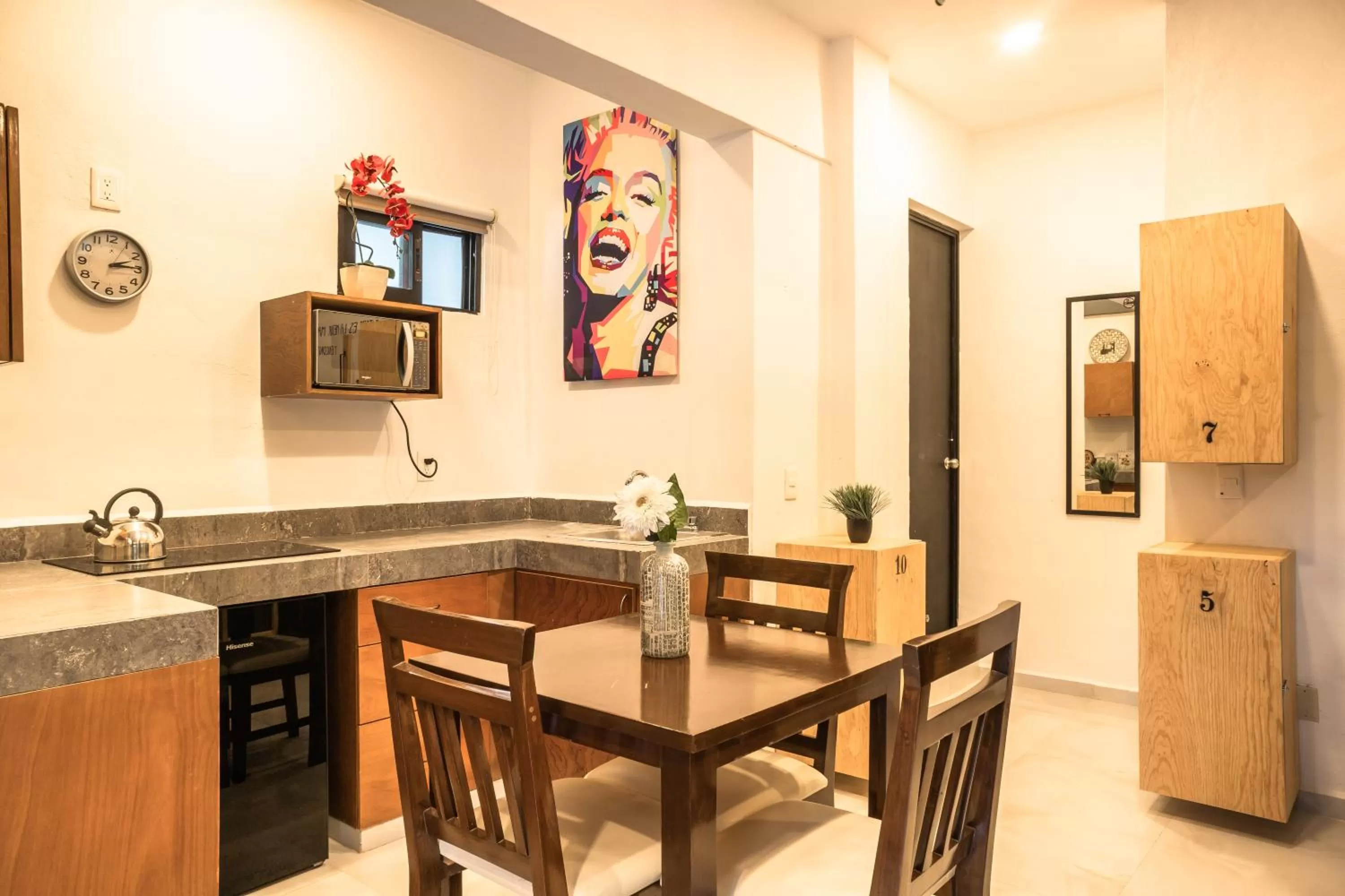 Dining Area in Maui hostel playa del carmen