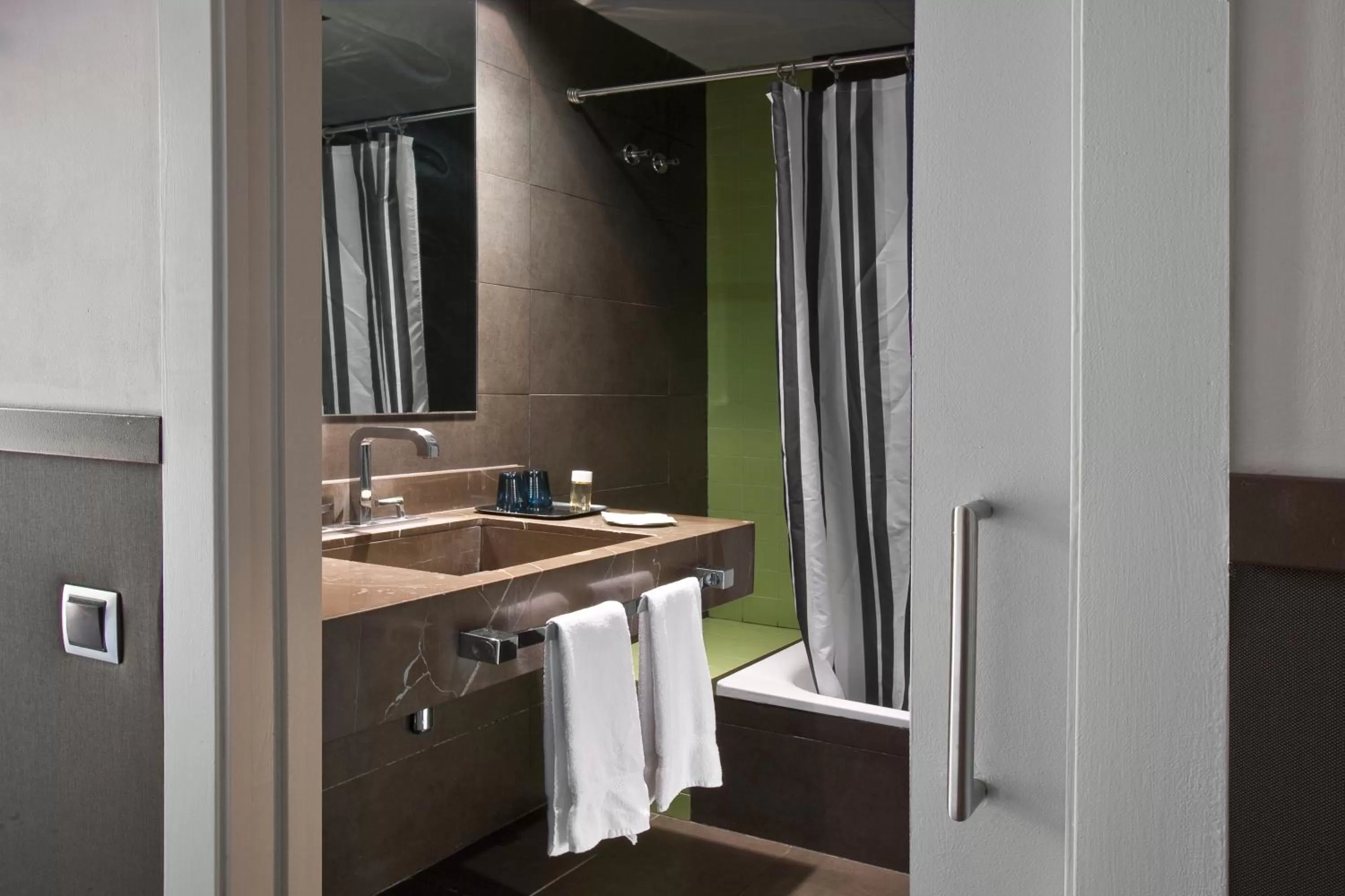 Bathroom in Chic & Basic Zoo