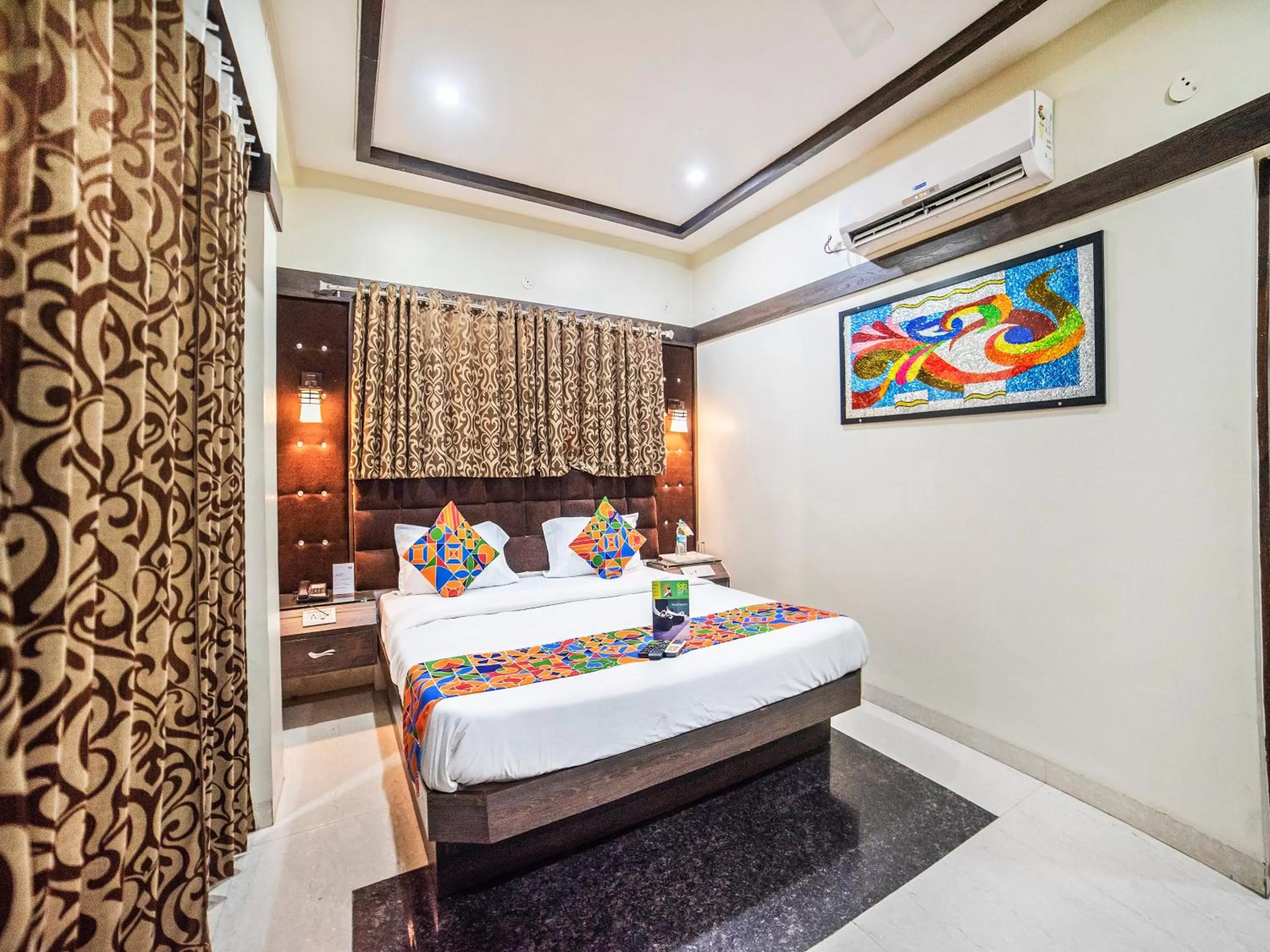 TV and multimedia, Bed in FabHotel Santoor Geeta Bhawan Square