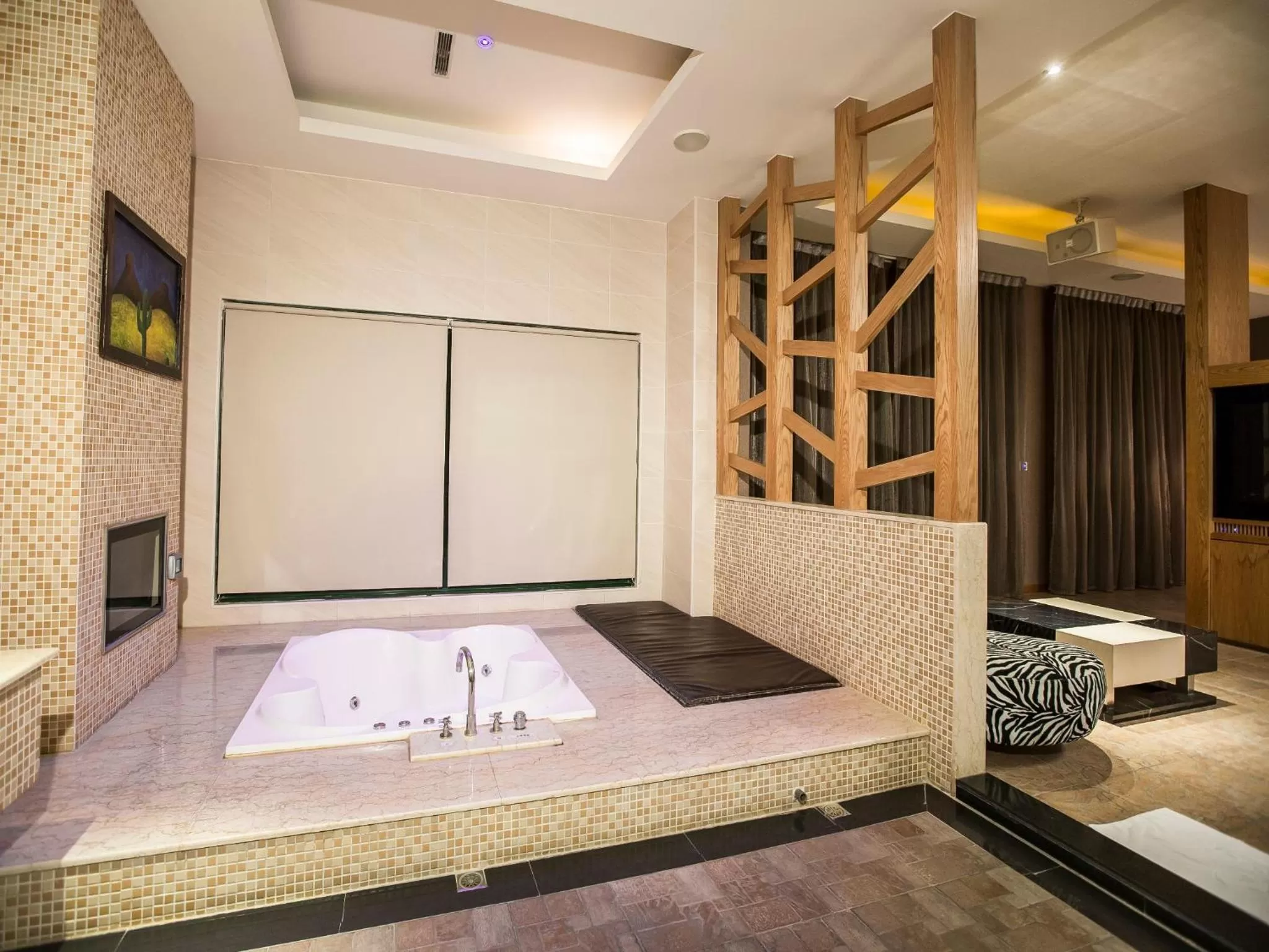 Bathroom, Bed in Moon Area Motel