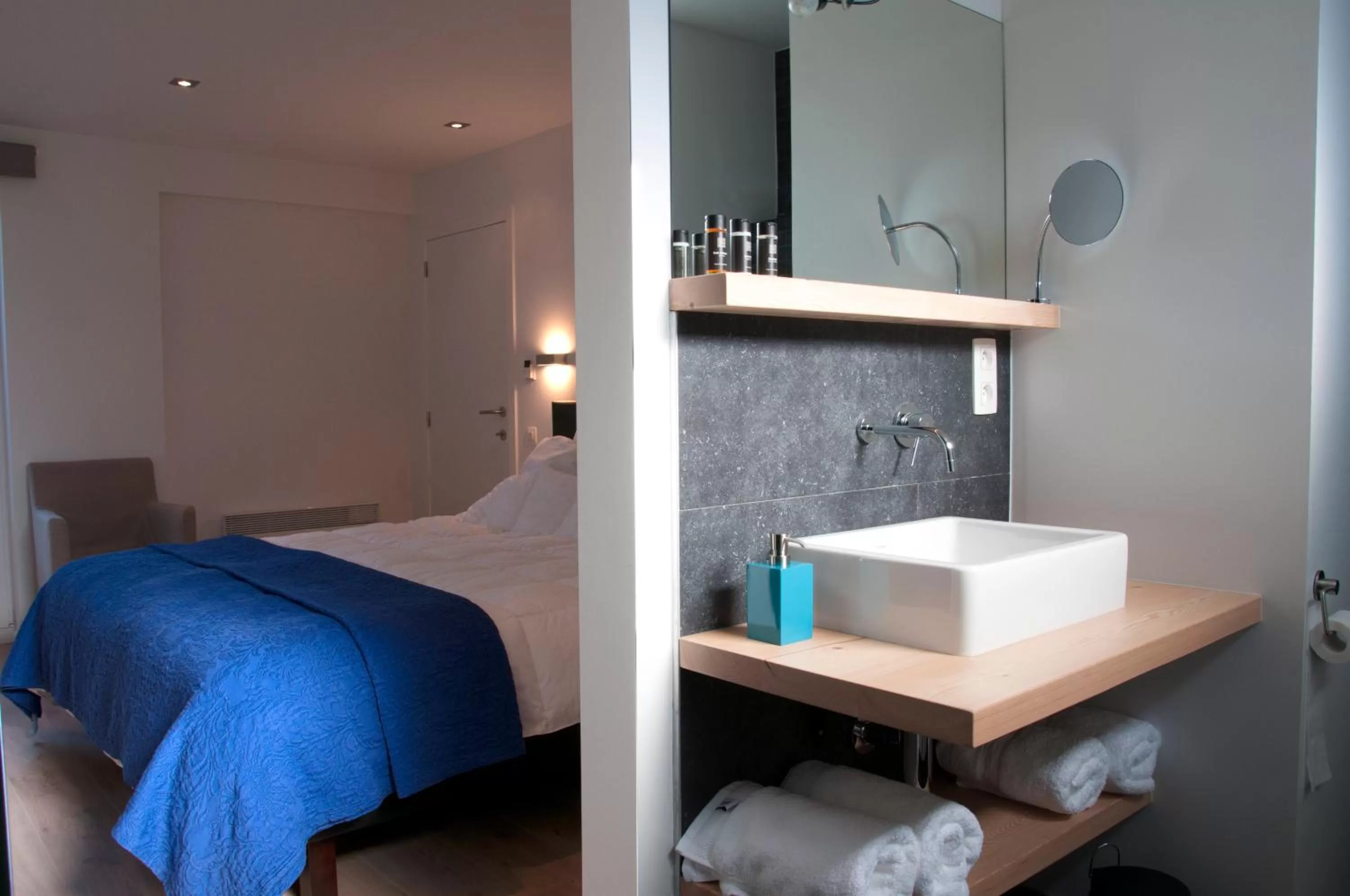 Bathroom, Bed in B&B Aquavit