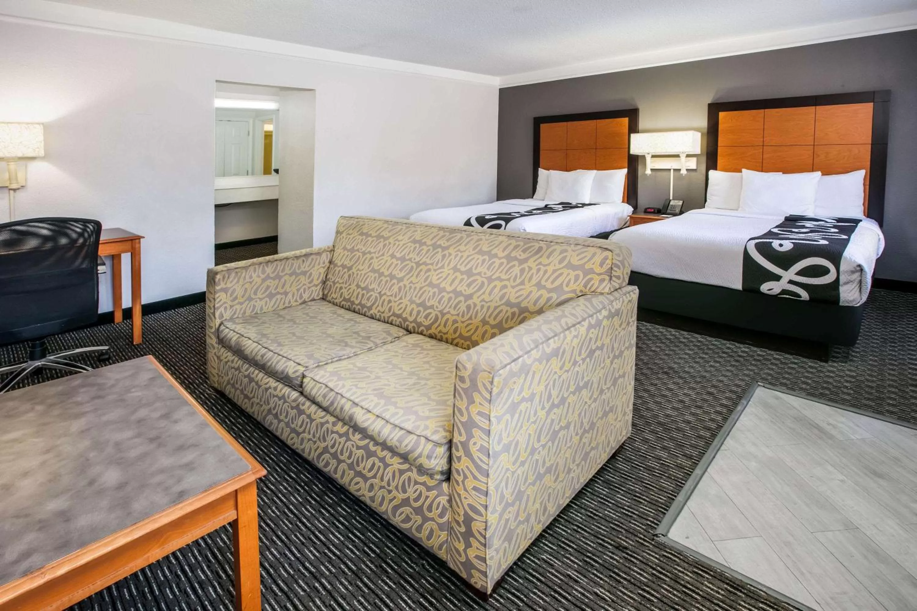 Photo of the whole room, Bed in La Quinta Inn by Wyndham Dallas Uptown